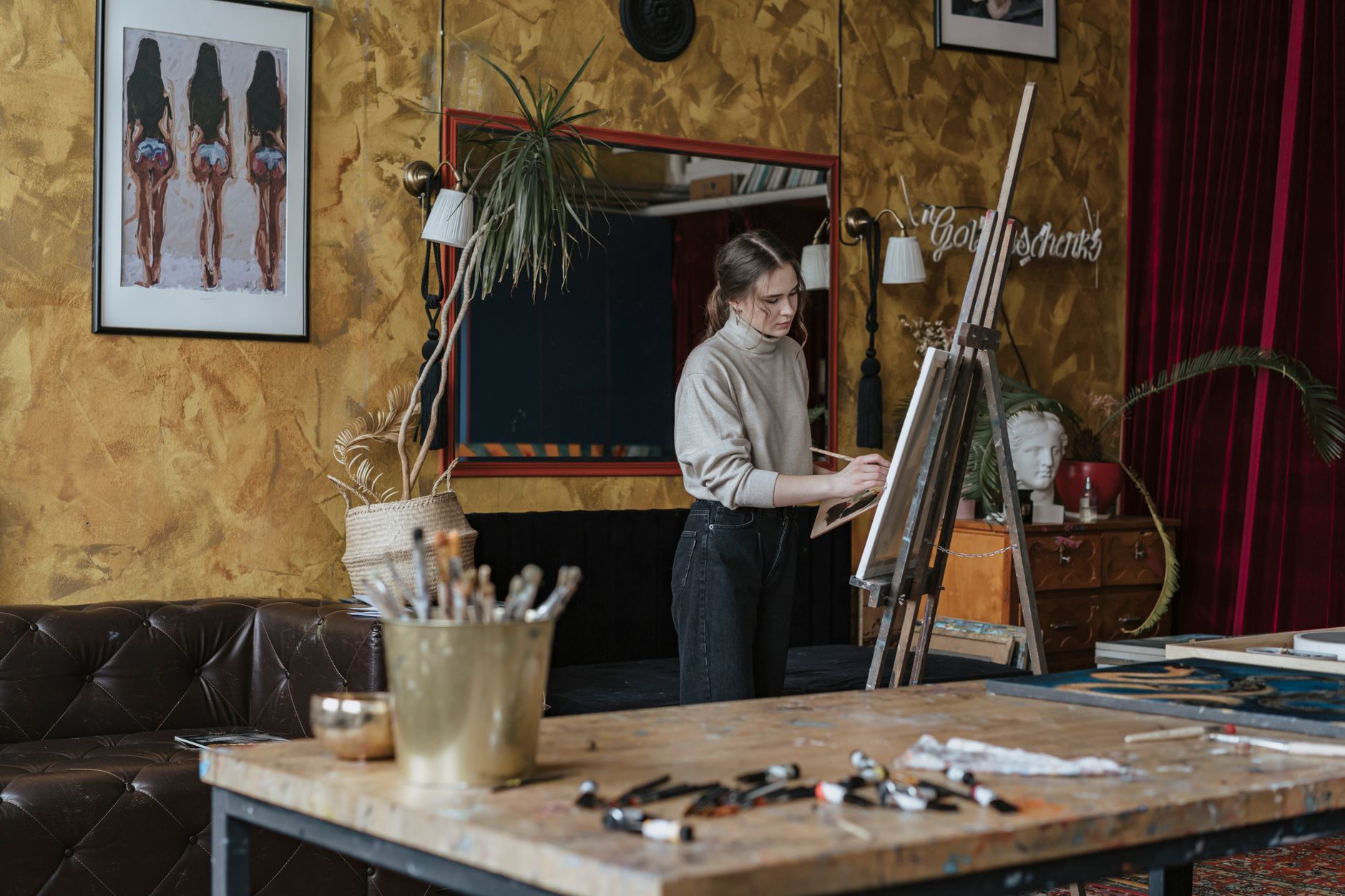 home studio warm light (Photo: olia danilevich / Pexels)