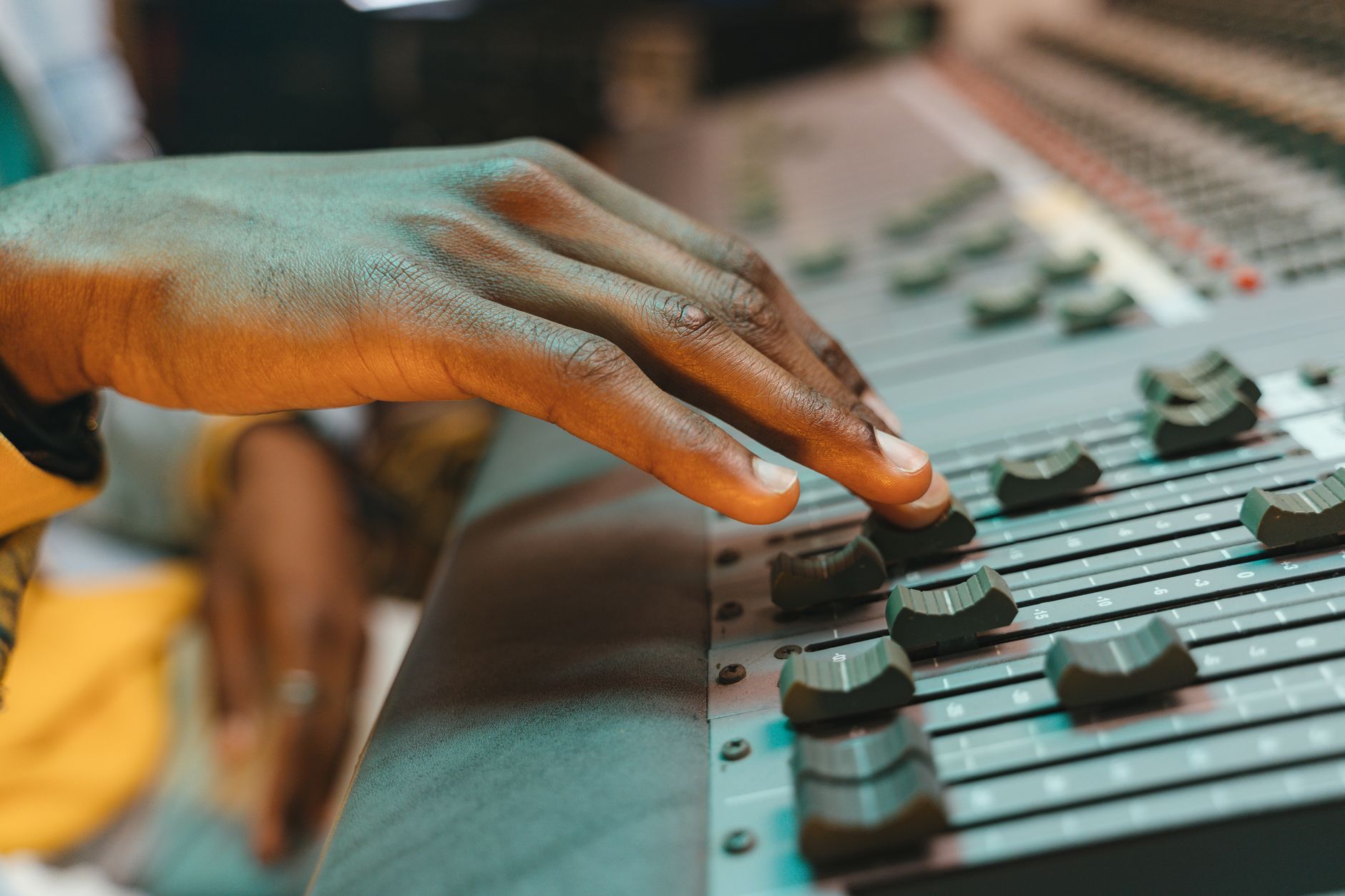 mixing console sound engineer (Photo: AI25.Studio  AI GENERATIVE / Pexels)