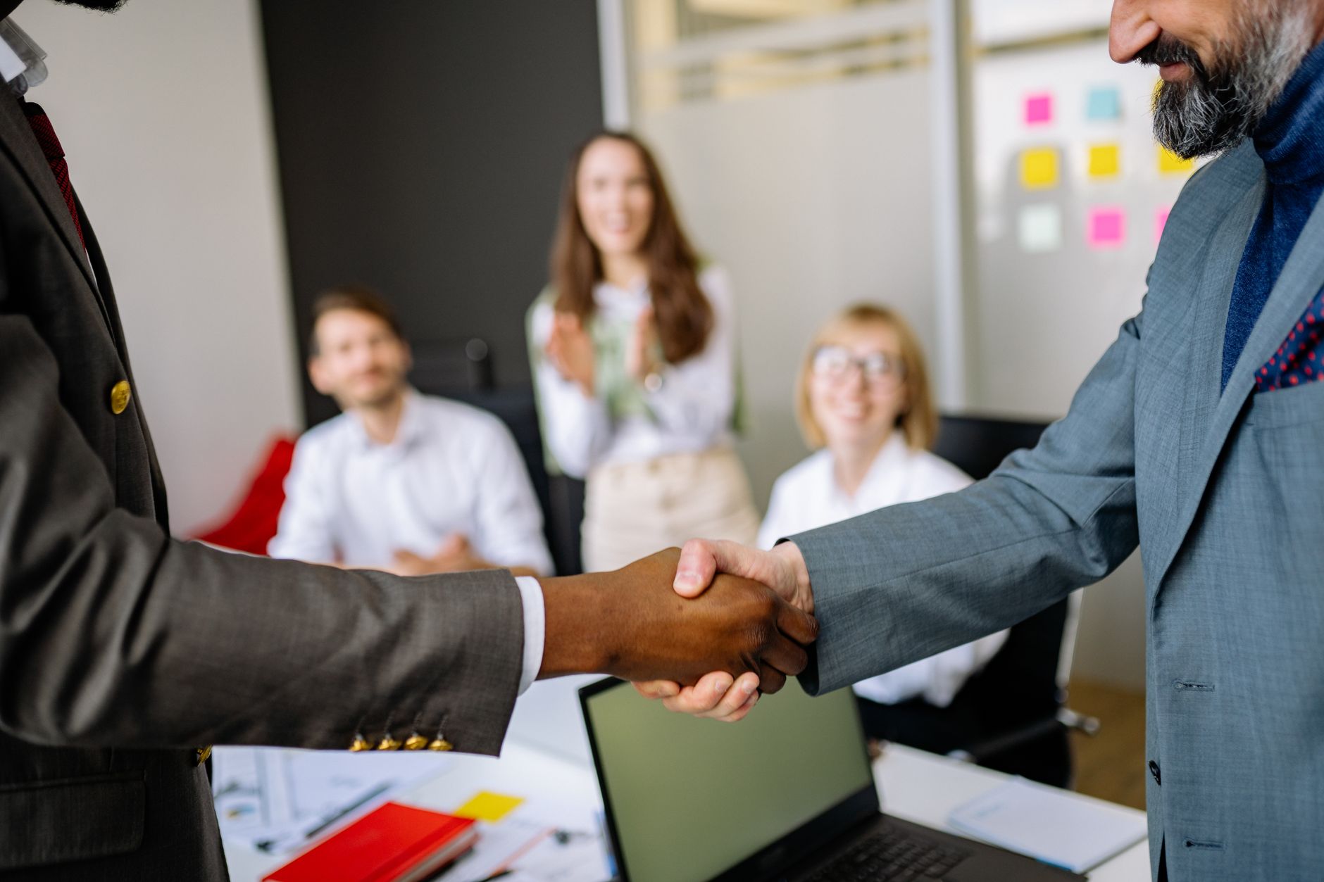 customer support handshake (Photo: Yan Krukau / Pexels)