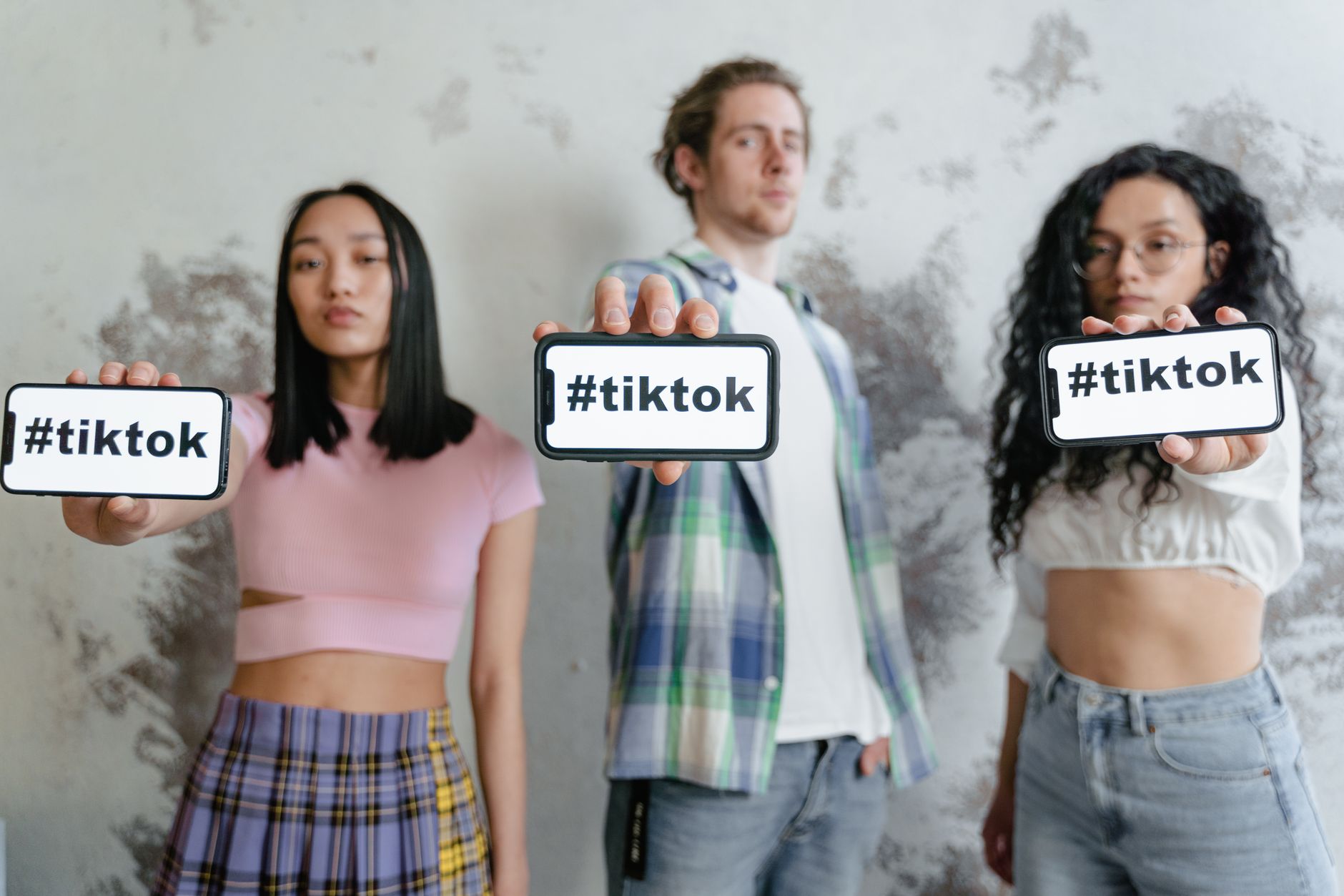 hashtag smartphone social (Photo: MART PRODUCTION / Pexels)