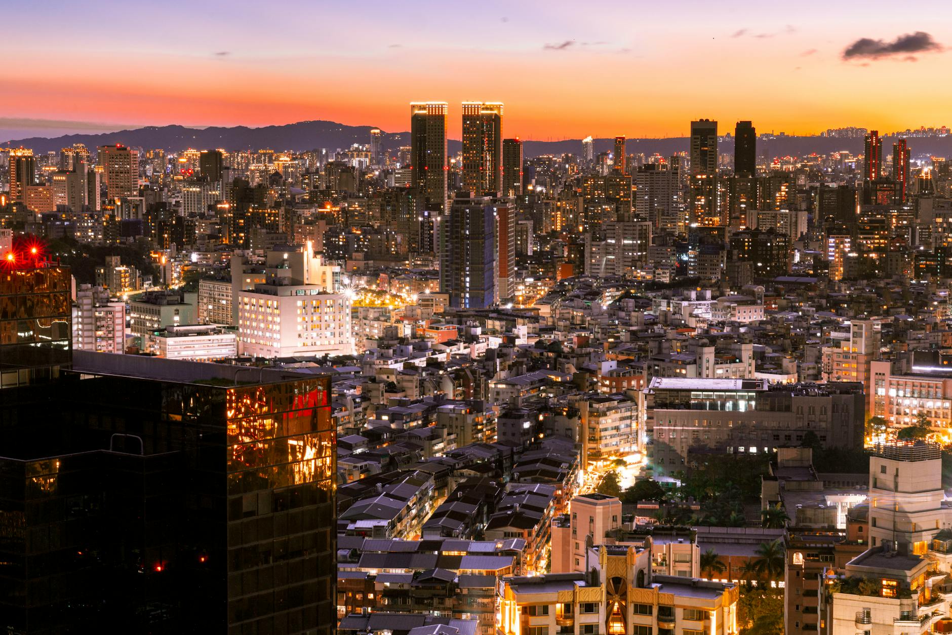saitama evening city lights (Photo: Jimmy Liao / Pexels)