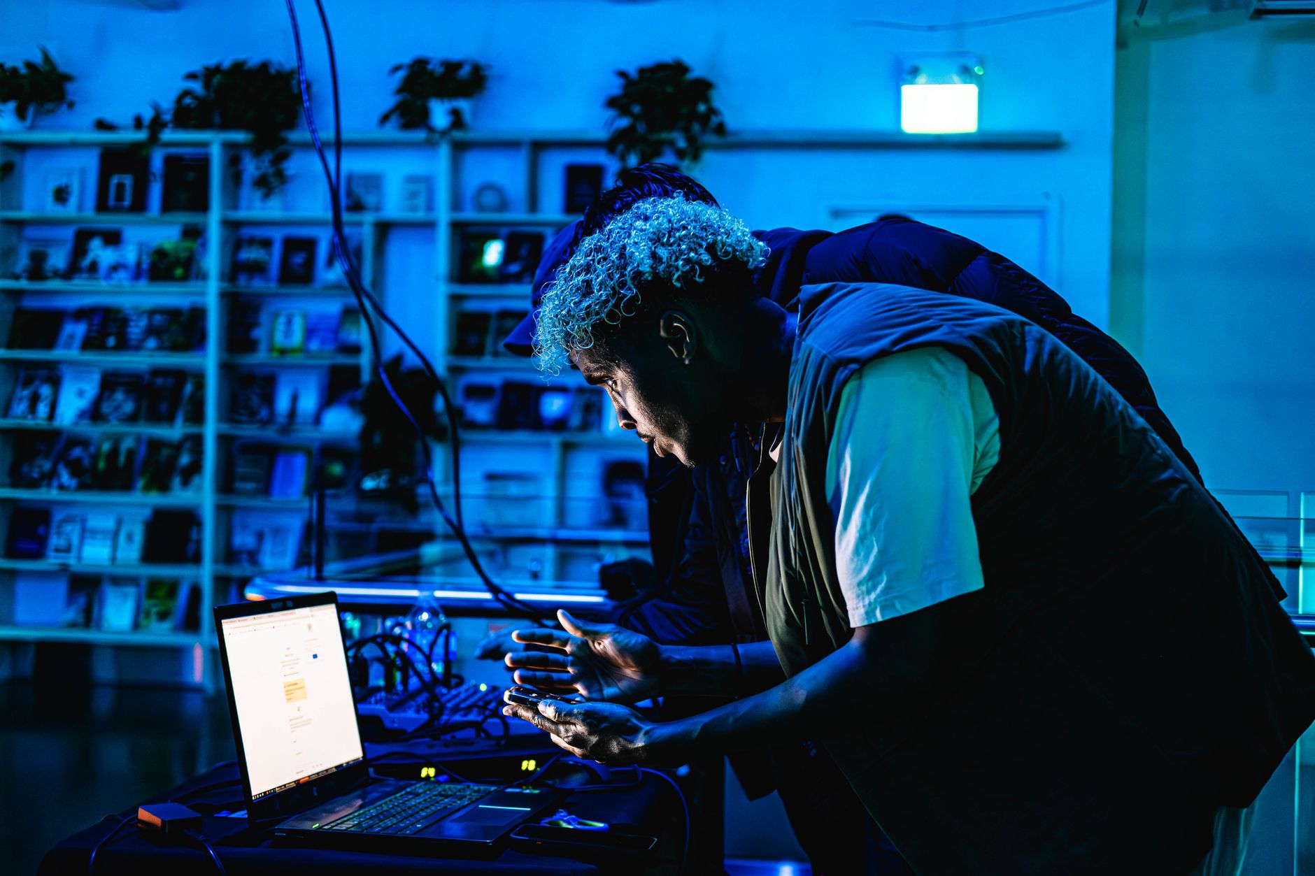 musician laptop fans hearts (Photo: Cord Allman / Pexels)