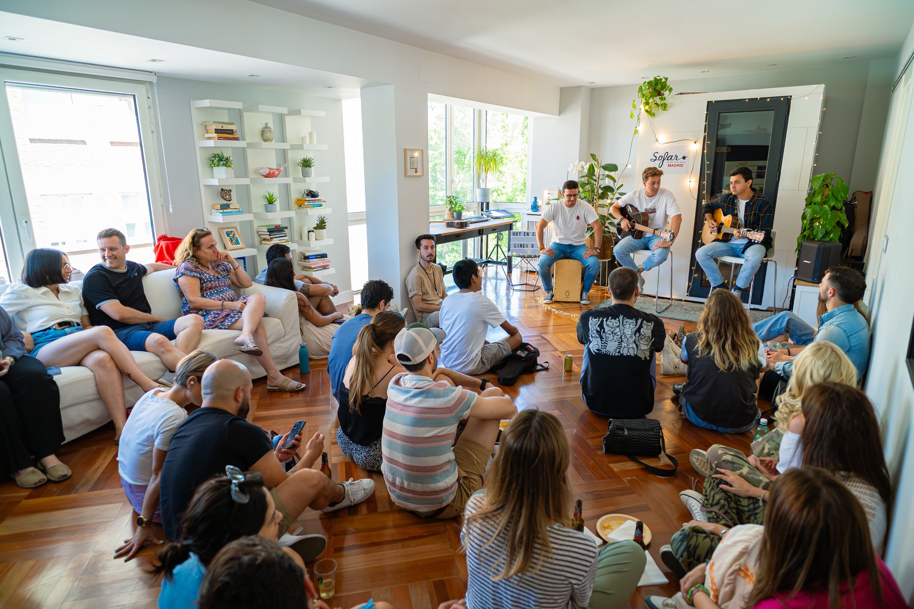intimate small concert (Photo: Nano Erdozain / Pexels)