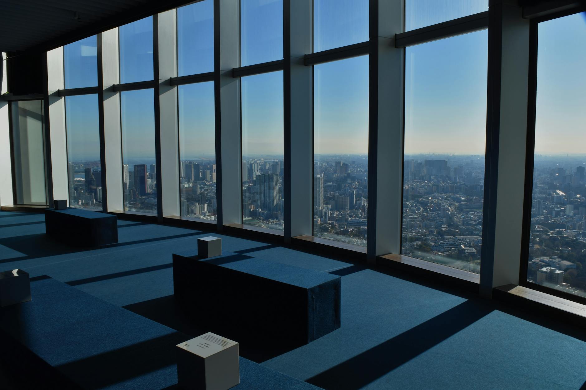 tokyo high rise tower pedestrian deck (Photo: ΘSWΛLD / Pexels)