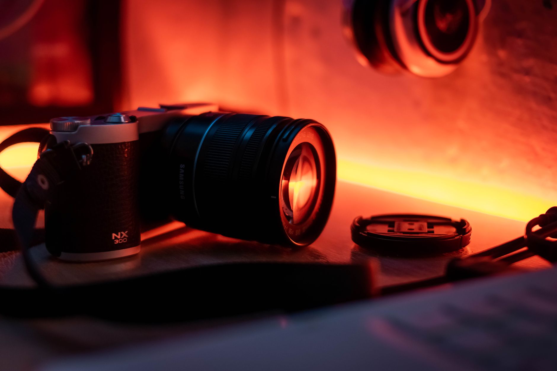 studio equipment warm light (Photo: Wallace Chuck / Pexels)