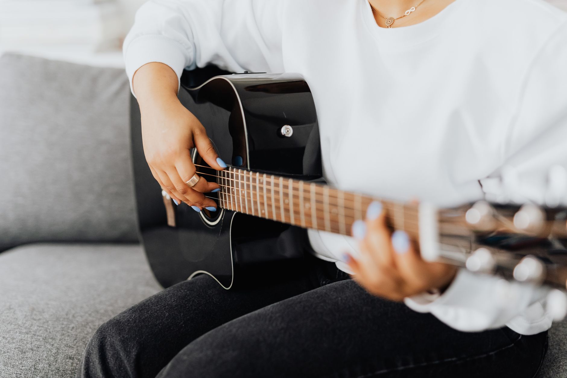 acoustic musician home streaming (Photo: www.kaboompics.com / Pexels)