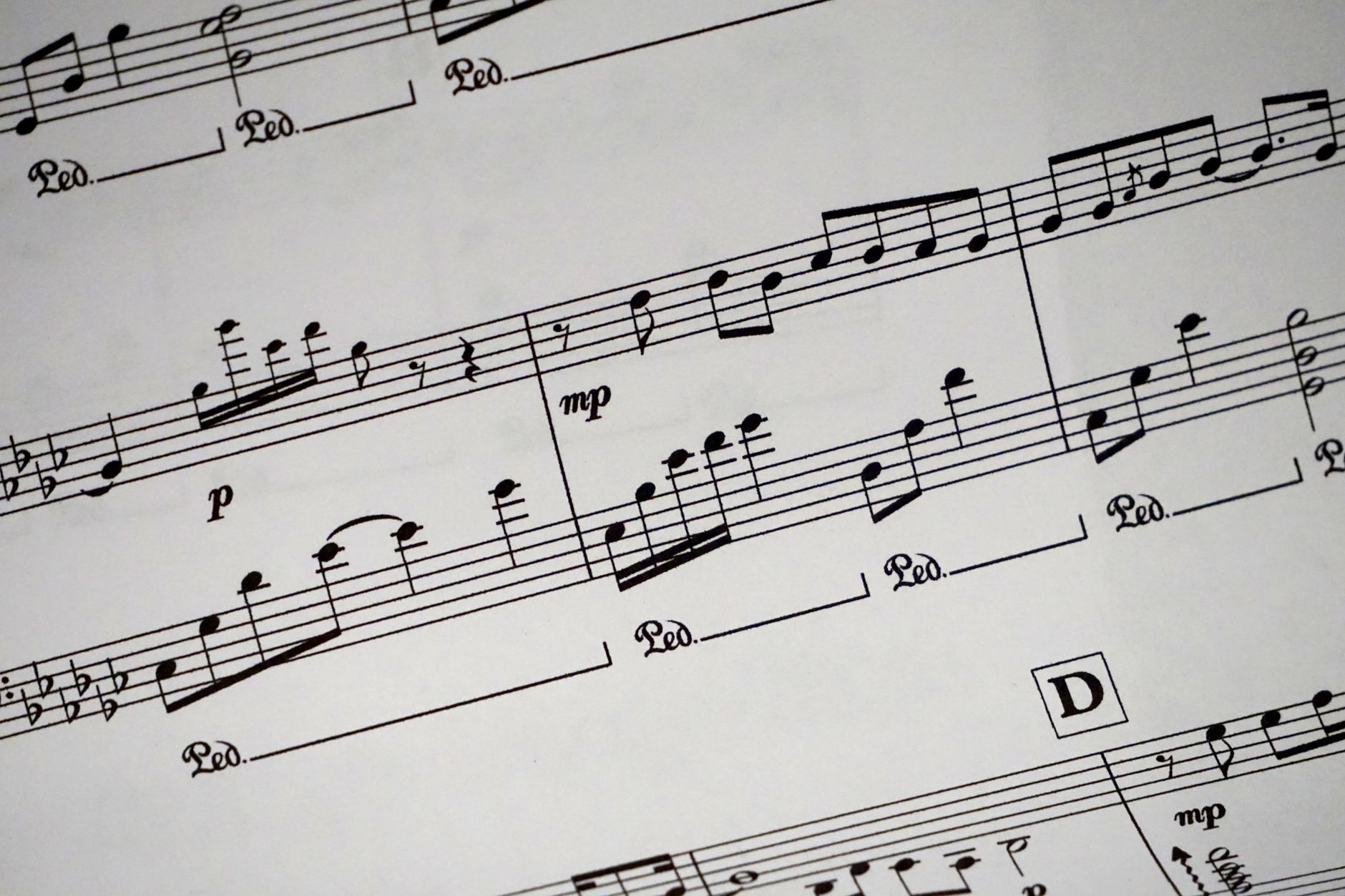 music notation flowing (Photo: Pixabay / Pexels)