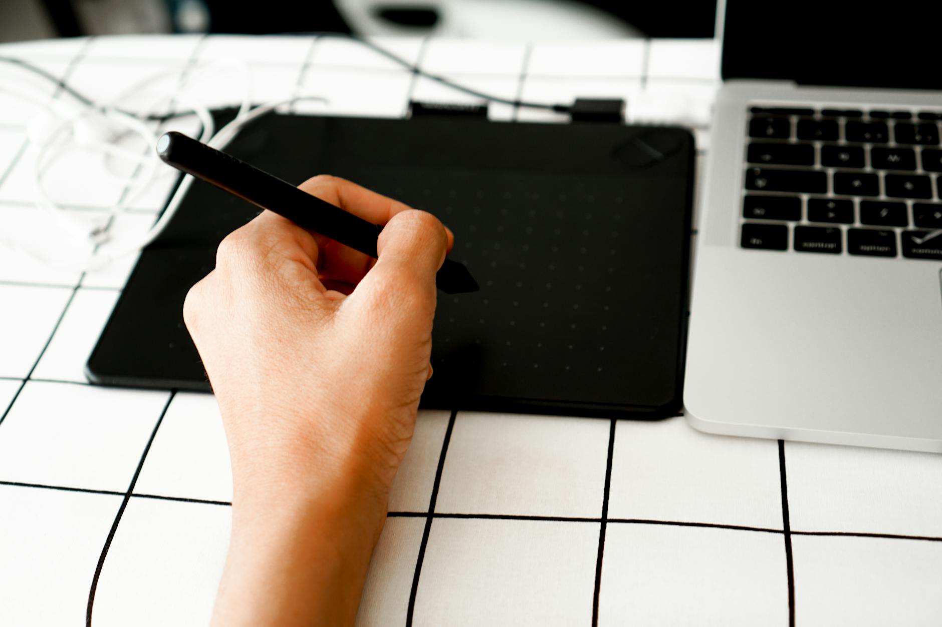 design tablet stylus hand (Photo: Sandra Filipe / Pexels)