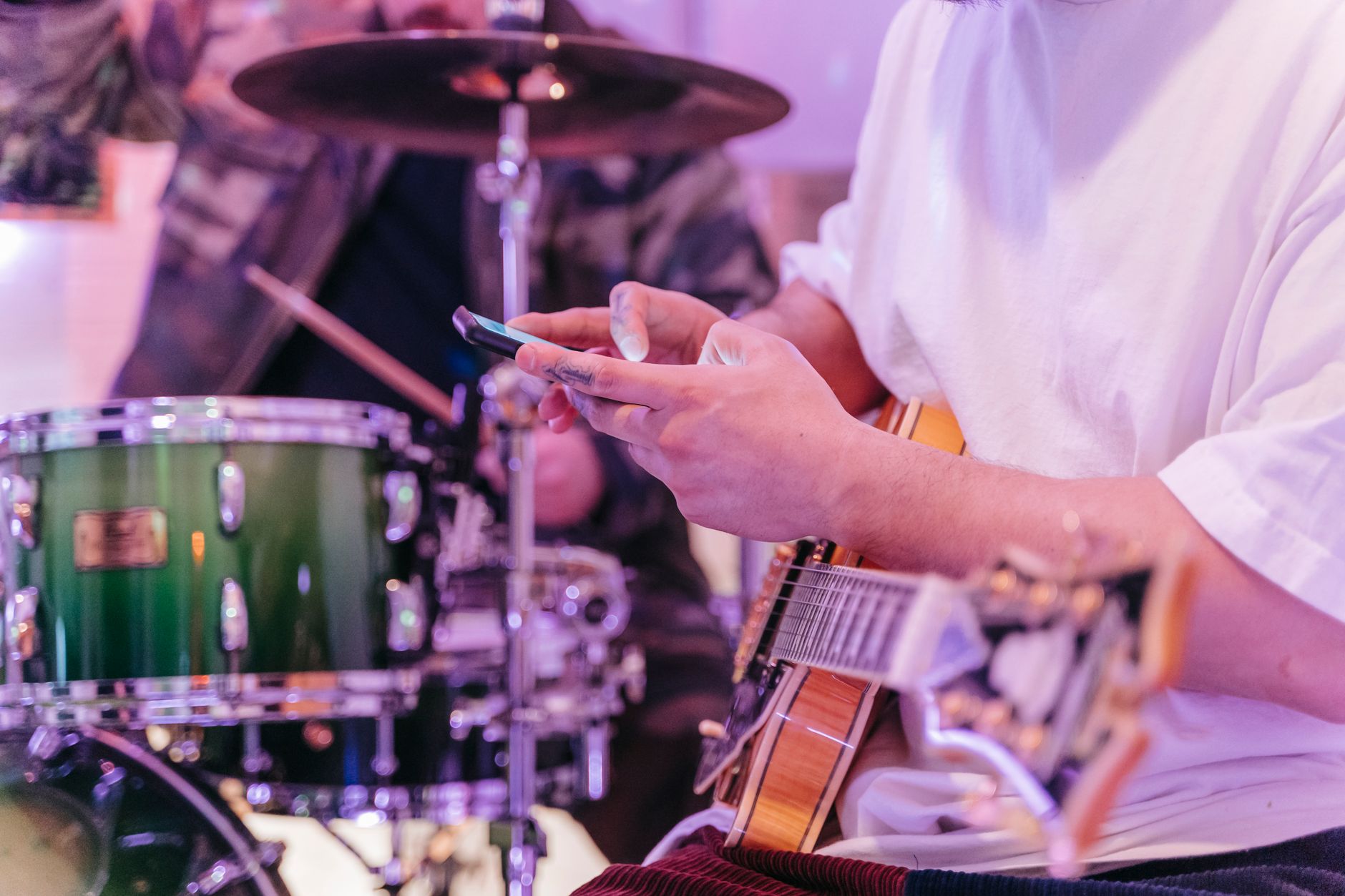 smartphone social media musician hand (Photo: Anna Pou / Pexels)