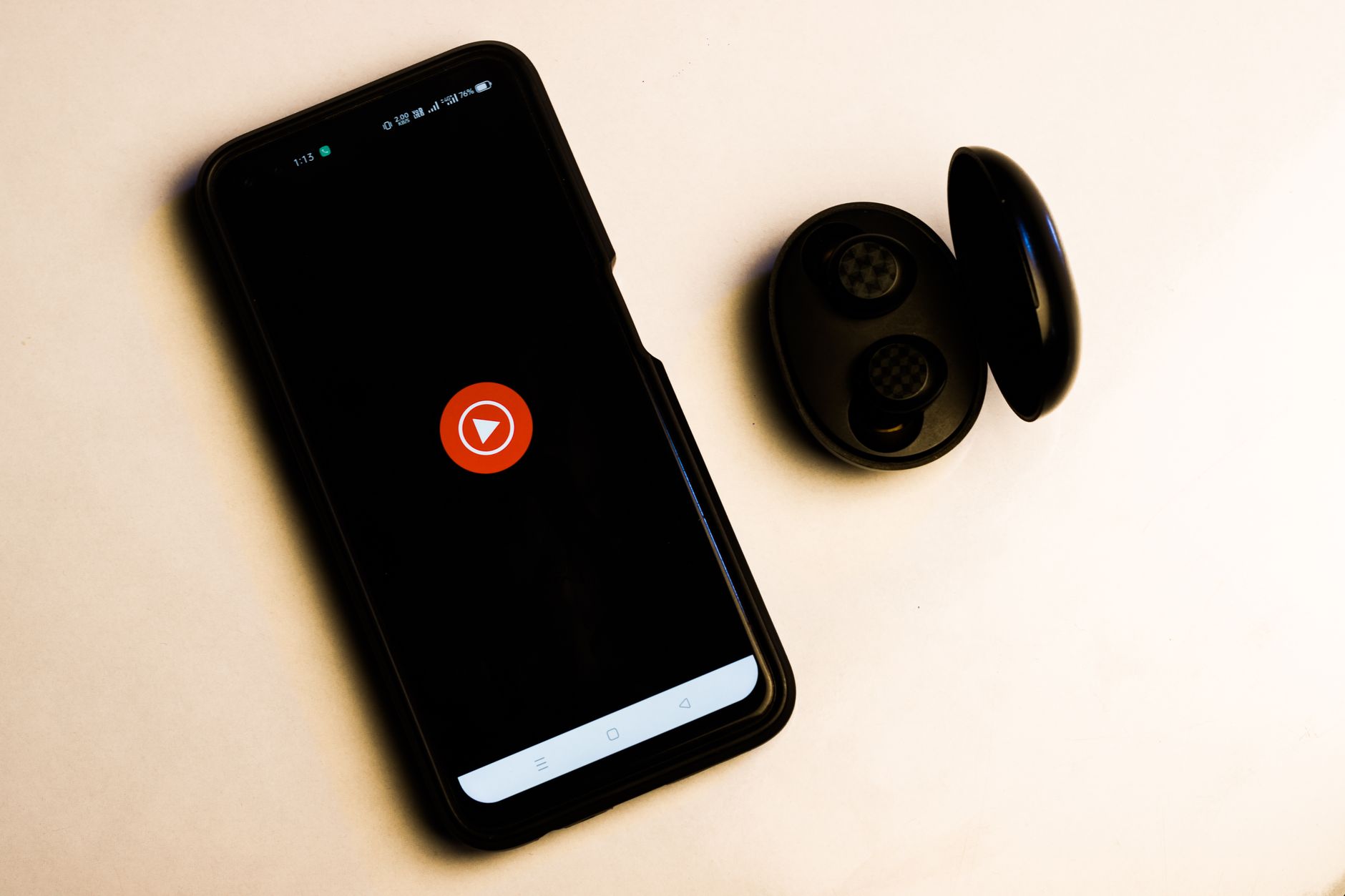 musician phone streaming (Photo: Sanket Mishra / Pexels)