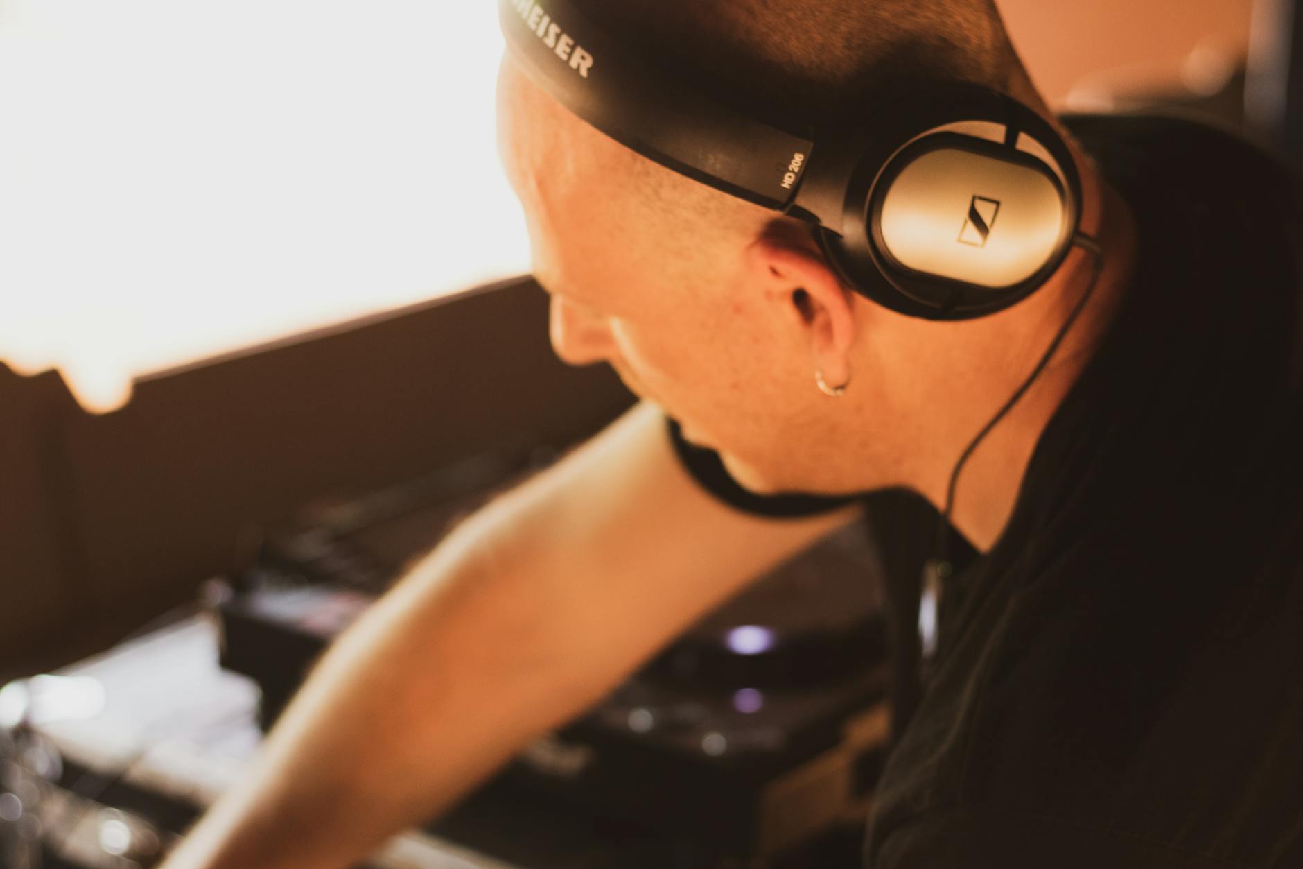 musician headphones mixing (Photo: Bruno Bueno / Pexels)