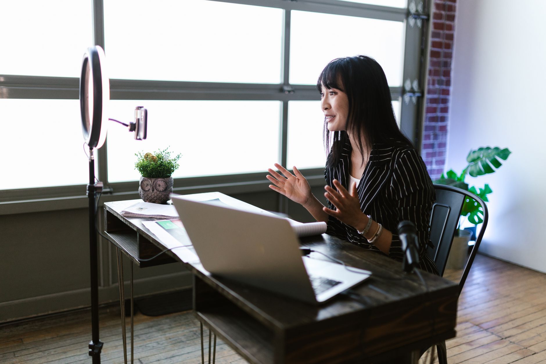 home studio webcam microphone (Photo: RDNE Stock project / Pexels)