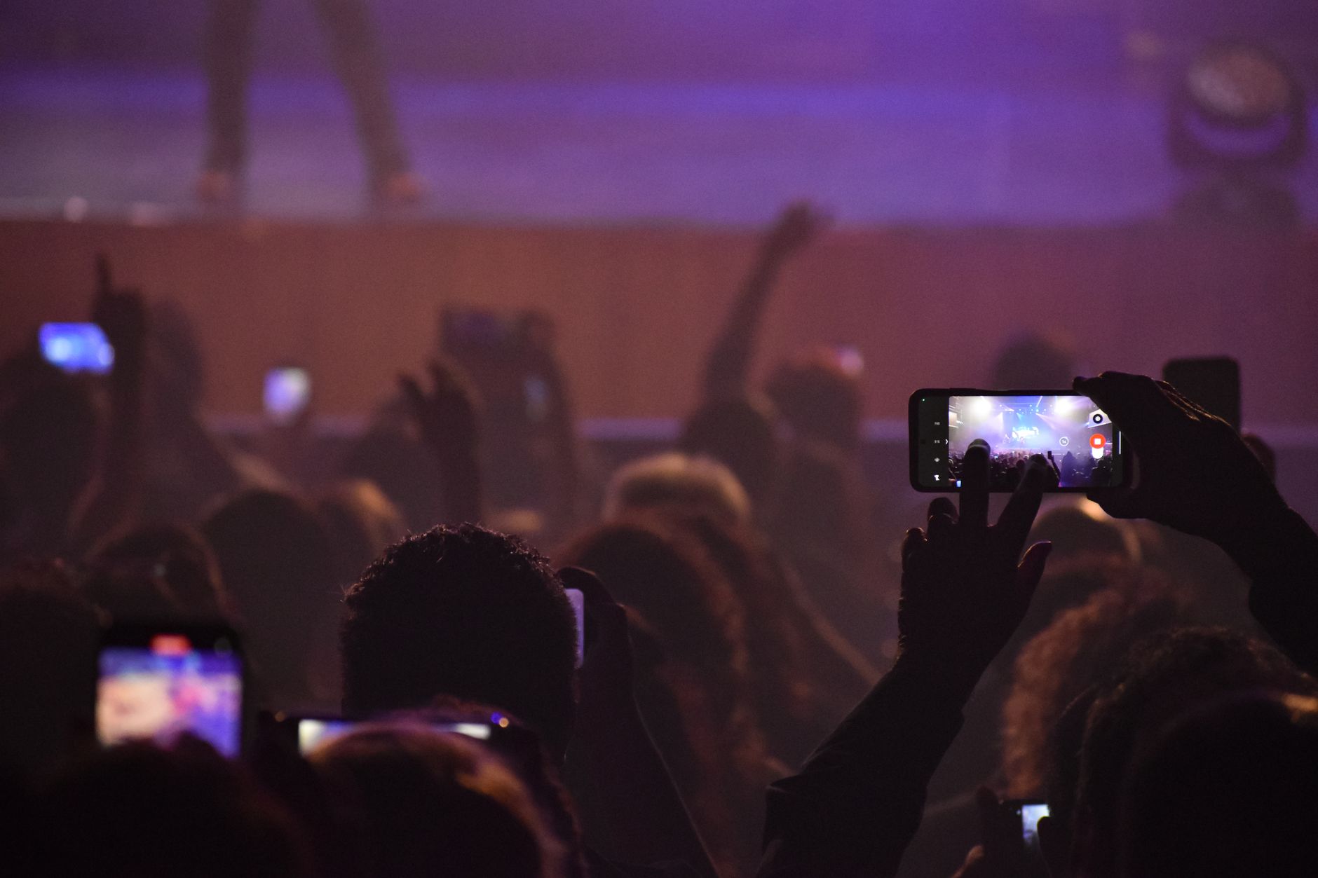 musician laptop streaming fans (Photo: Noe Barreto / Pexels)
