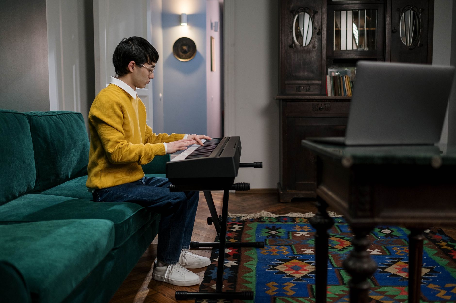 musician laptop streaming home (Photo: cottonbro studio / Pexels)