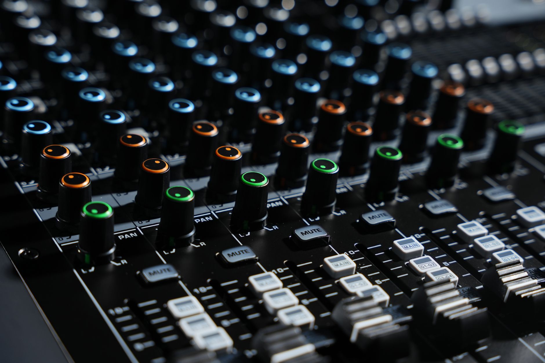 sound mixer equipment (Photo: TUAN HOANG NGUYEN / Pexels)
