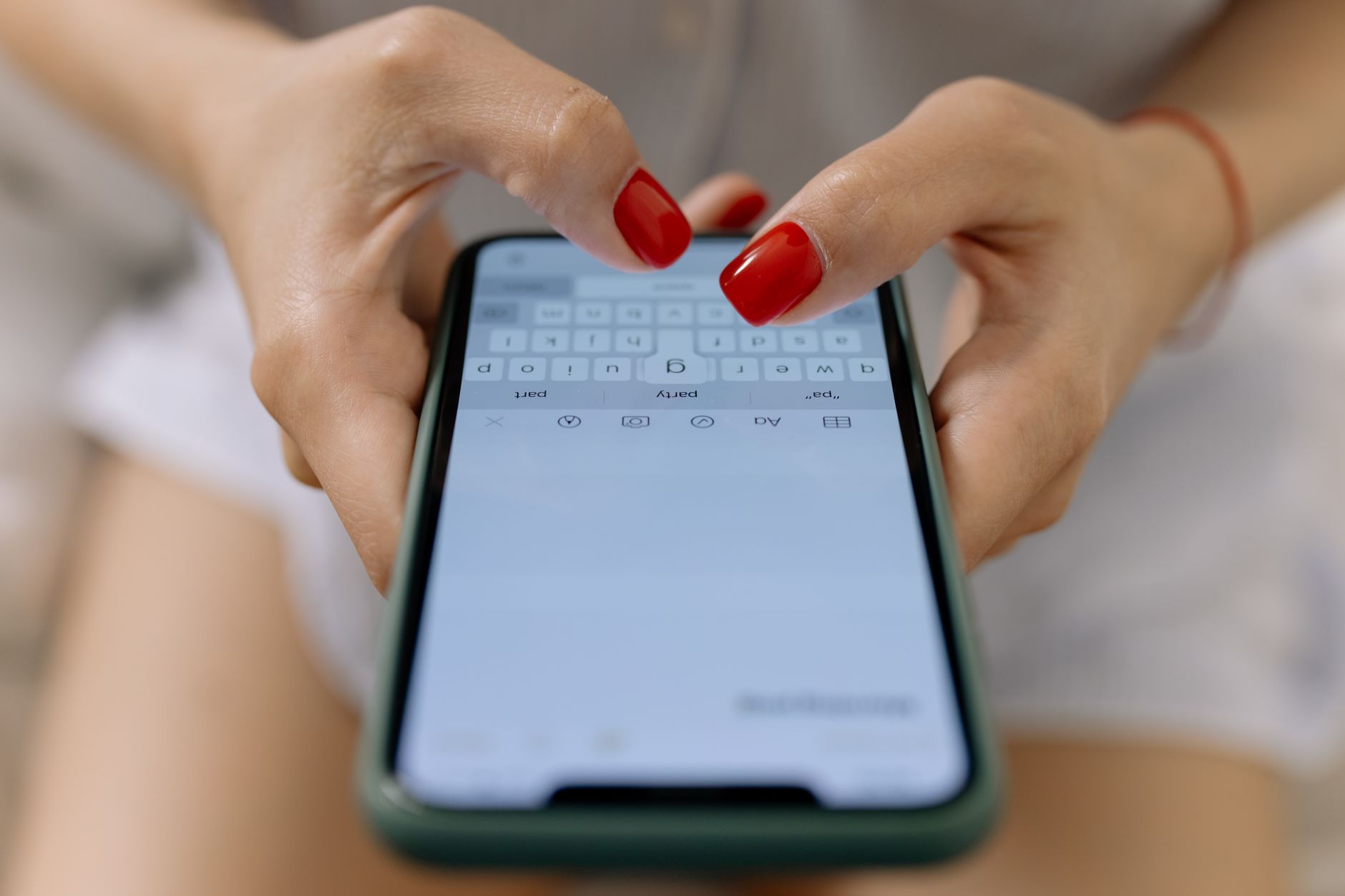 smartphone message typing (Photo: cottonbro studio / Pexels)