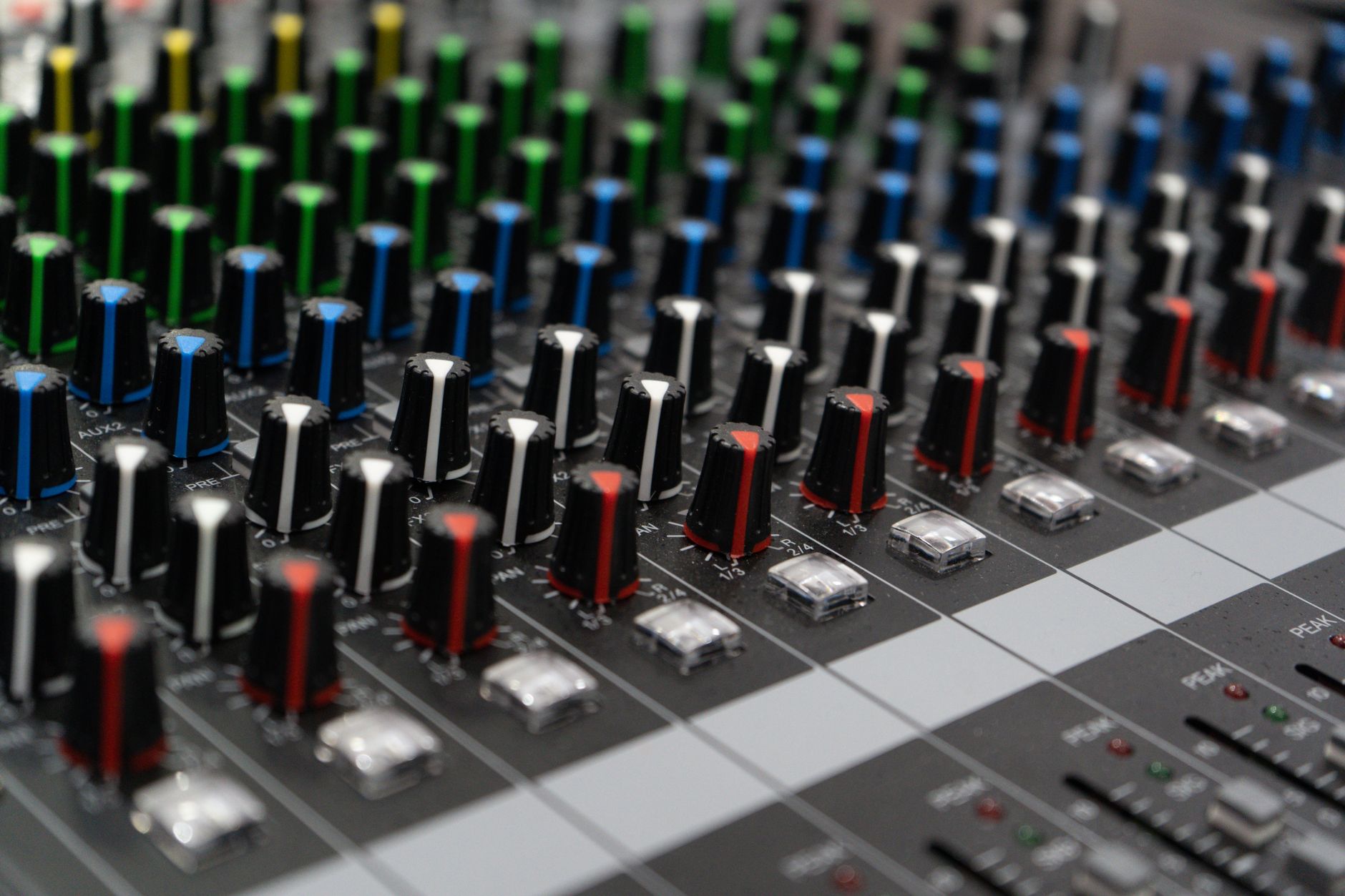 audio mixing studio (Photo: Kishan Rahul Jose / Pexels)