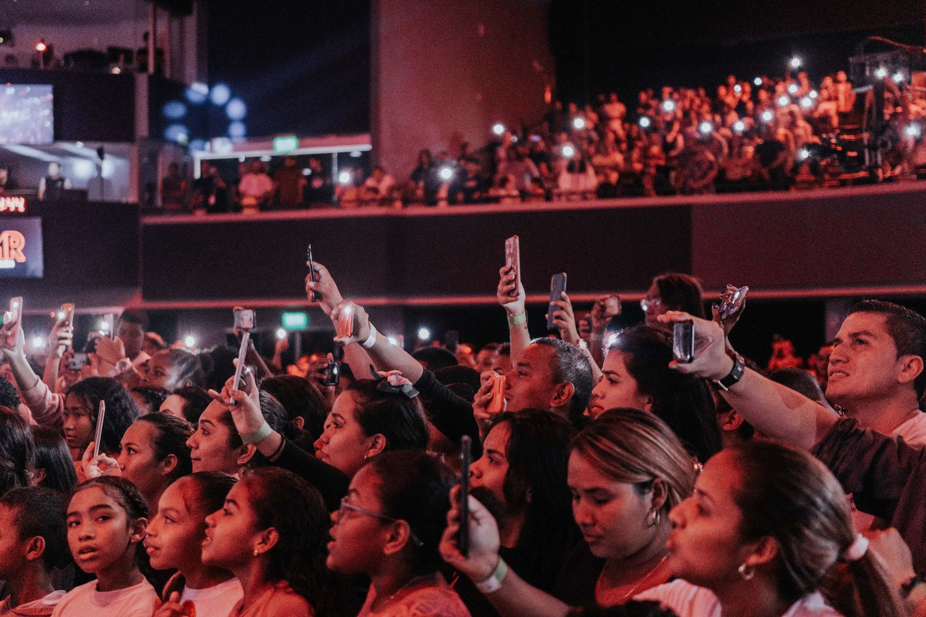 fans waiting concert venue (Photo: Luis Quintero / Pexels)
