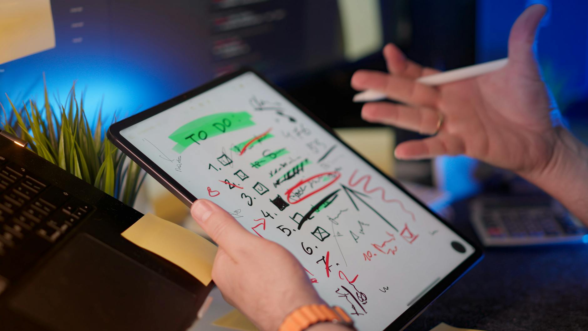 checklist tablet hand musician (Photo: Jakub Zerdzicki / Pexels)