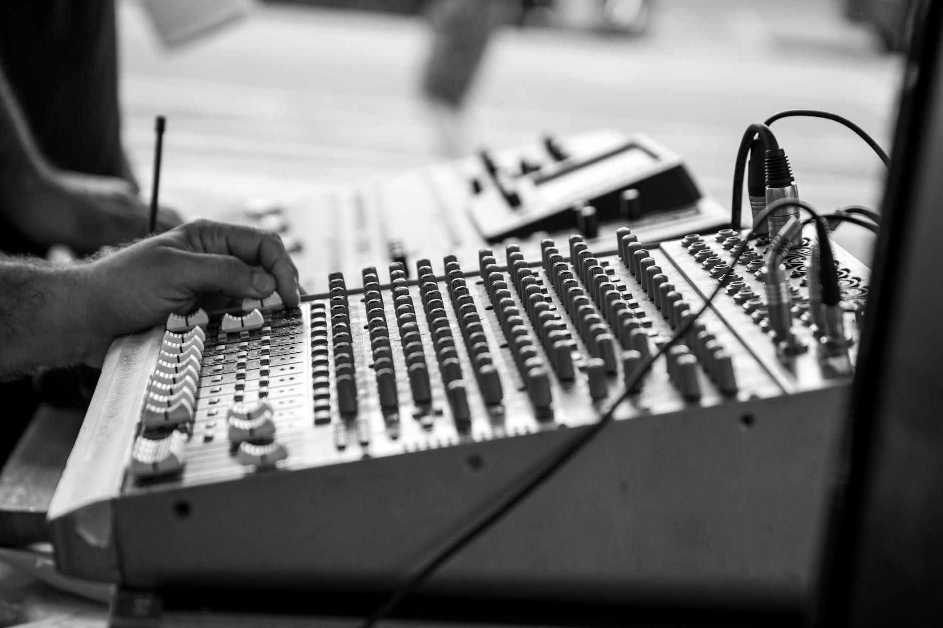 audio cables setup hand (Photo: Danilo Gomes / Pexels)