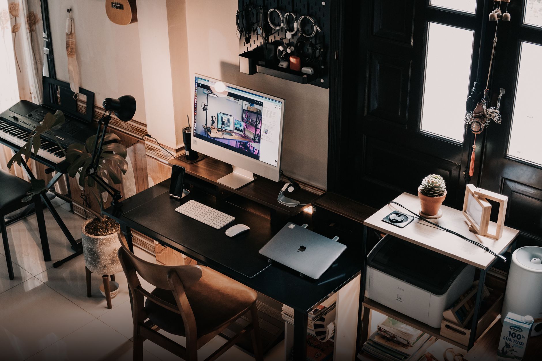 home studio desk setup (Photo: Hai Pham / Pexels)