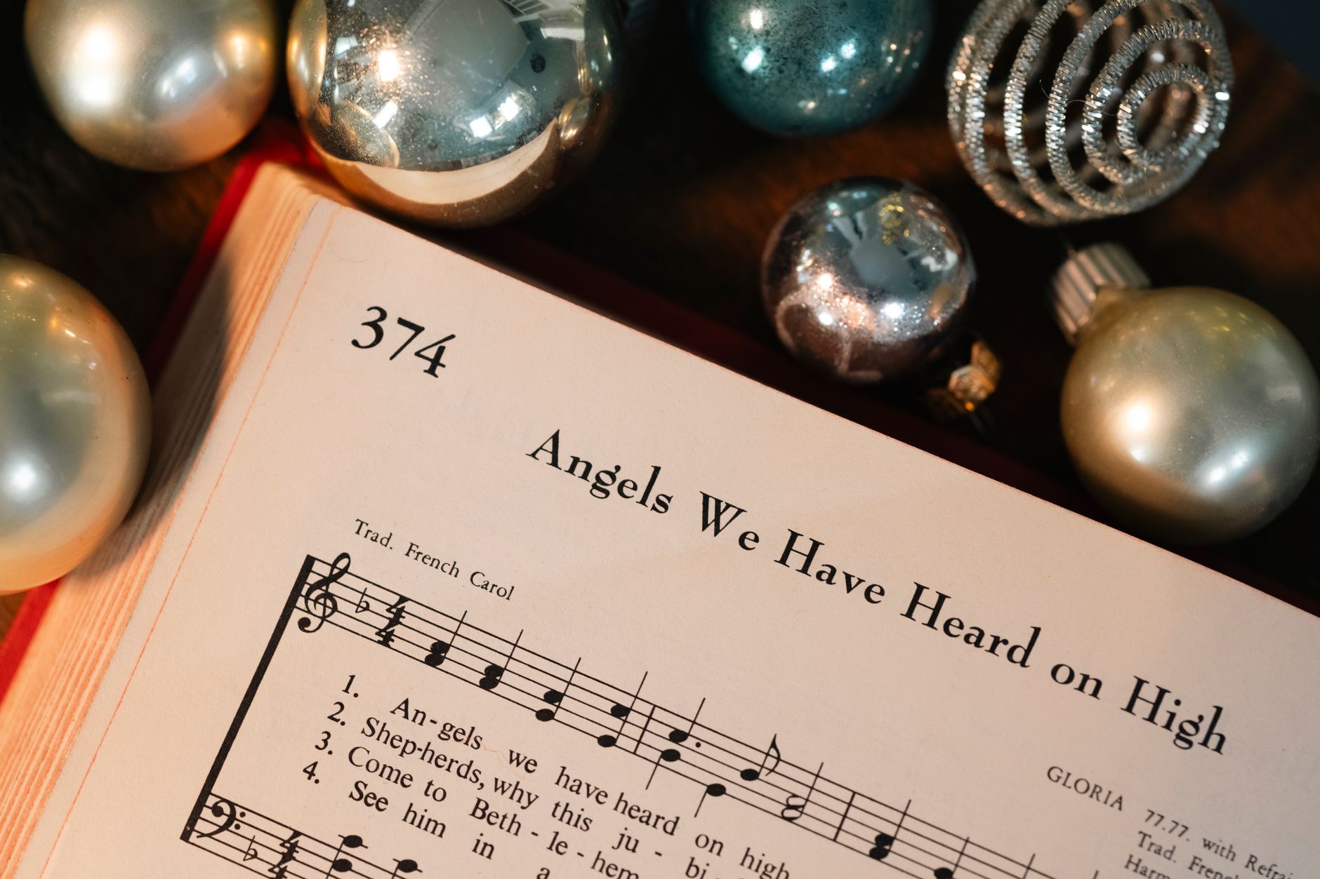 songbook open page (Photo: Owen.outdoors / Pexels)