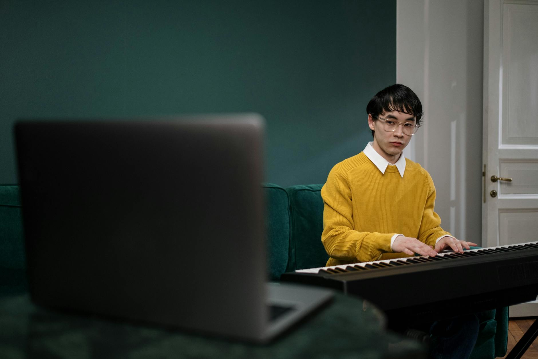 musician laptop streaming home (Photo: cottonbro studio / Pexels)