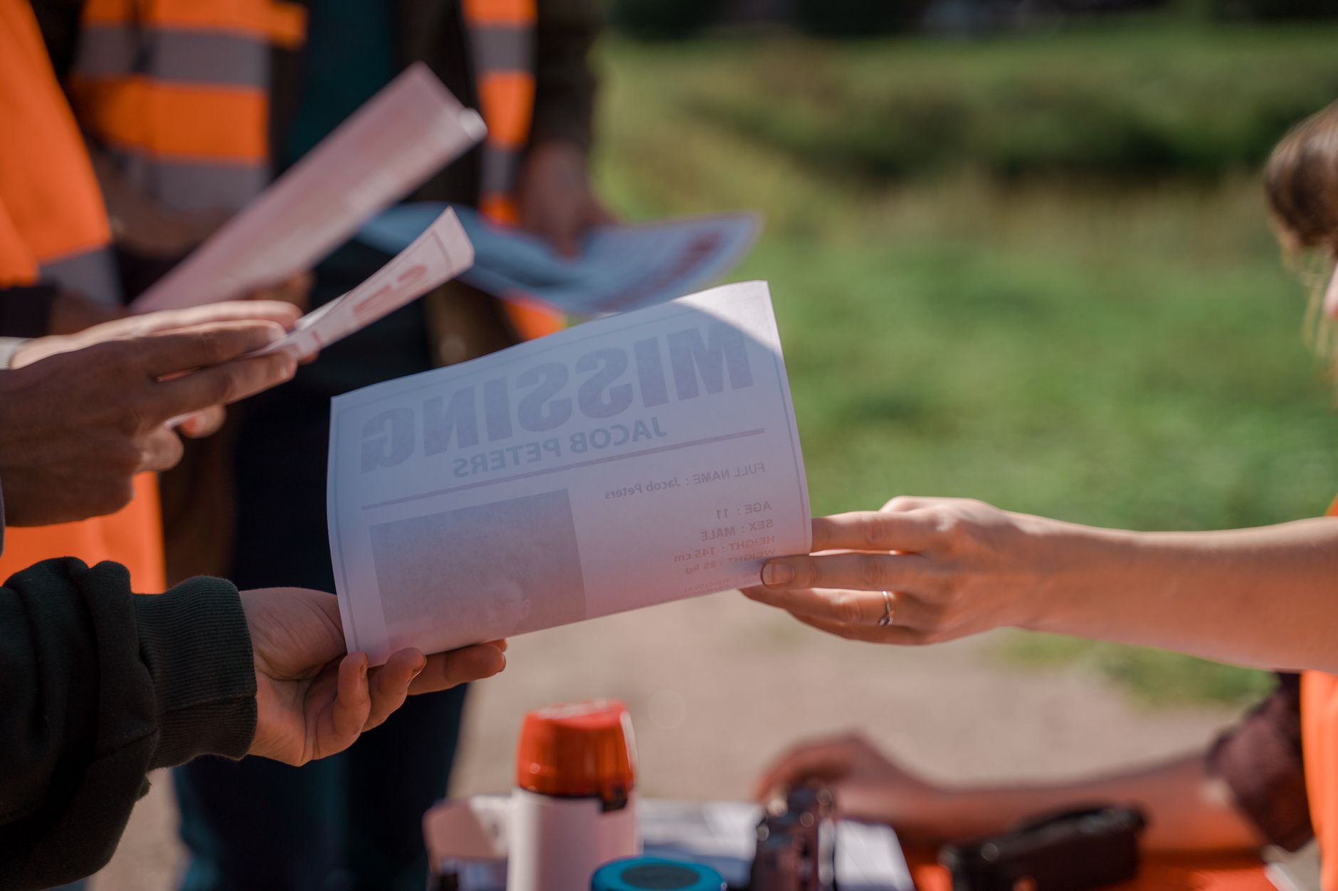 flyer paper hand design (Photo: Ron Lach / Pexels)