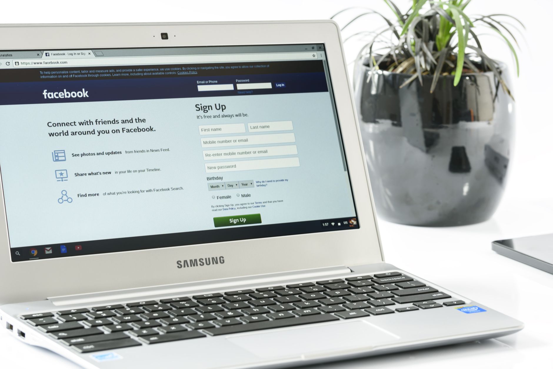 laptop signup form (Photo: Pixabay / Pexels)