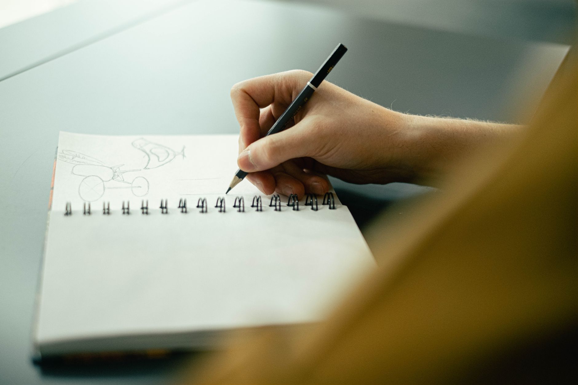 notebook writing concept (Photo: Ivan S / Pexels)