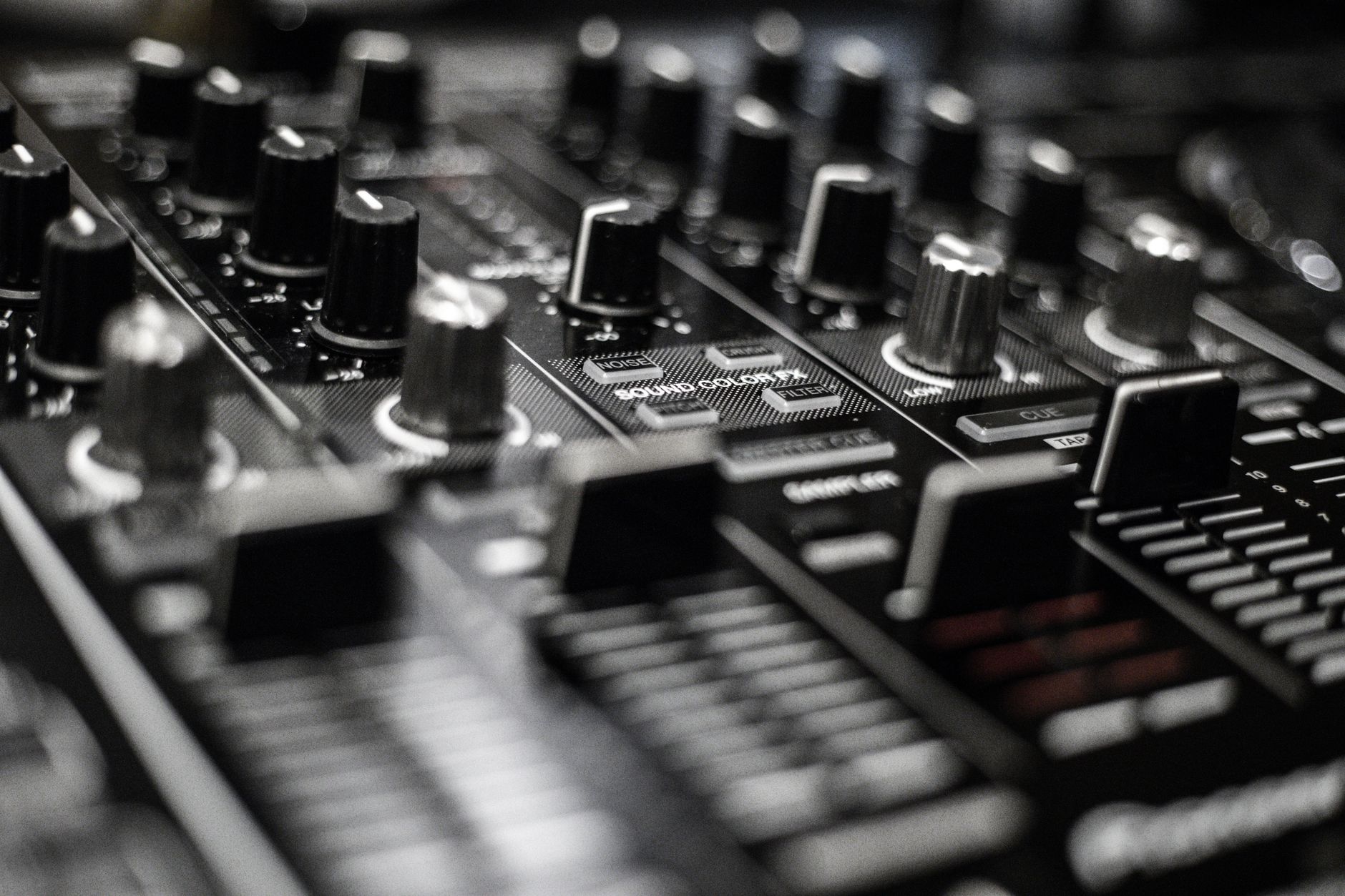 music production mixer (Photo: Boris Hamer / Pexels)