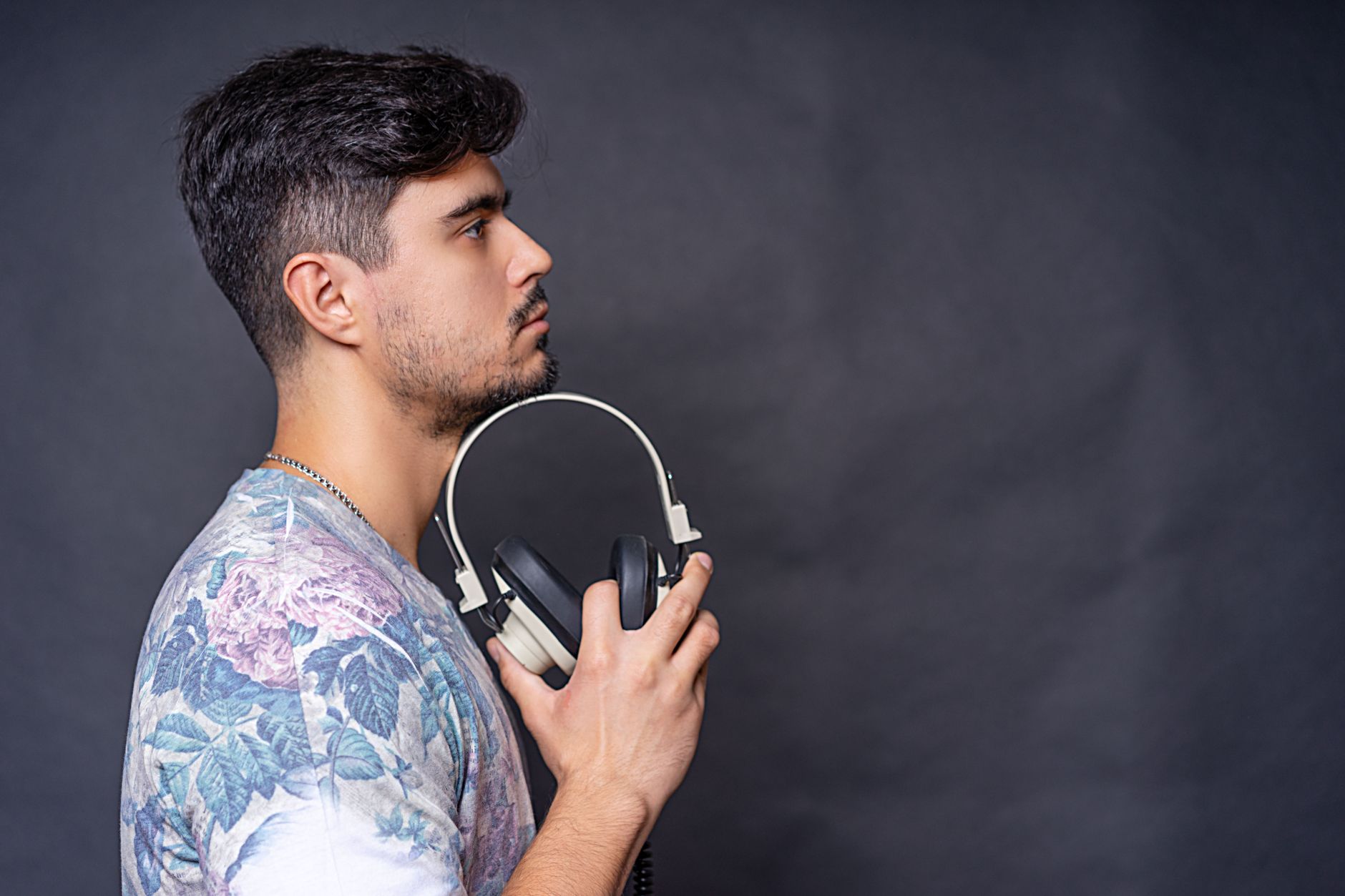 headphones person listening (Photo: Atlantic Ambience / Pexels)