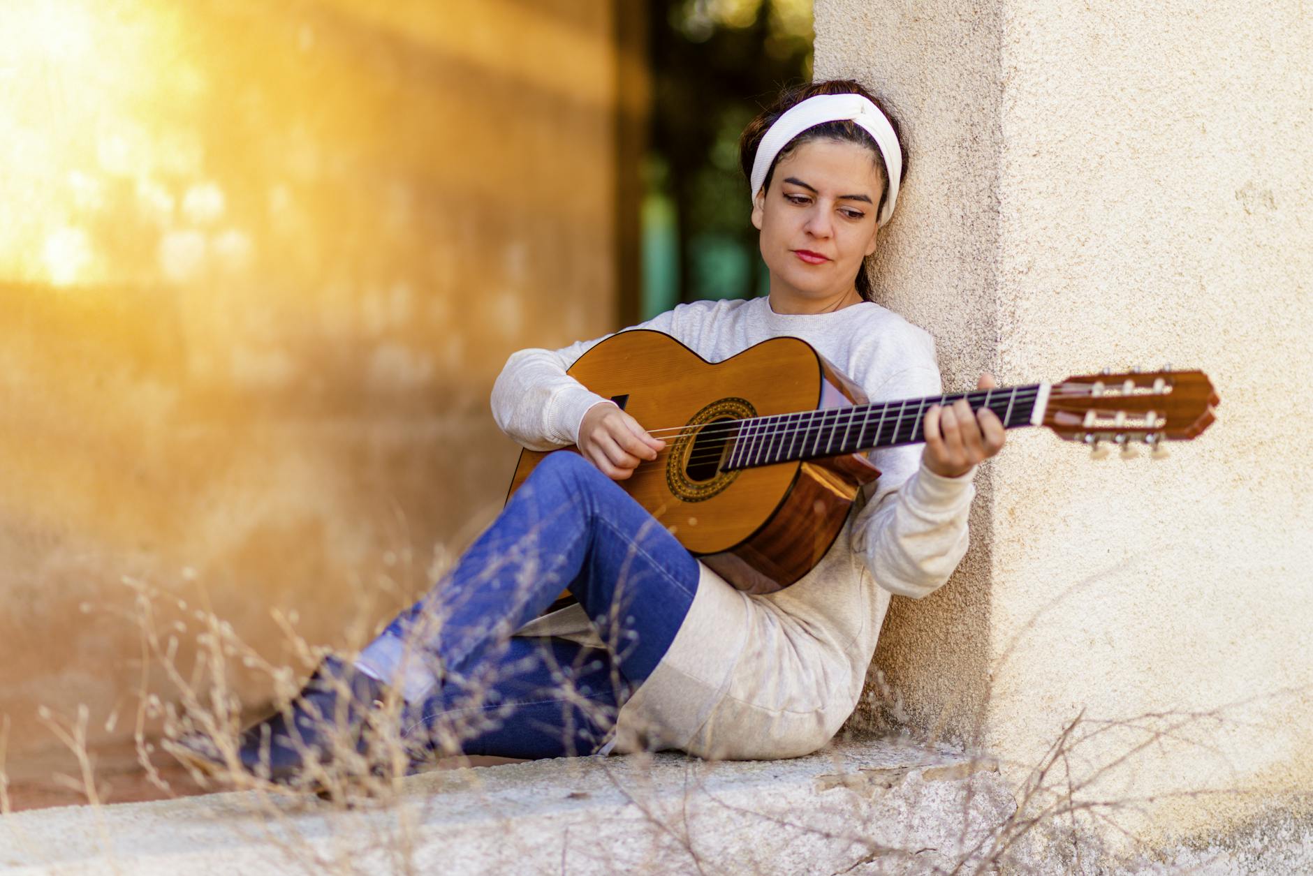 musician guitar evening warm light (Photo: Pixabay / Pexels)
