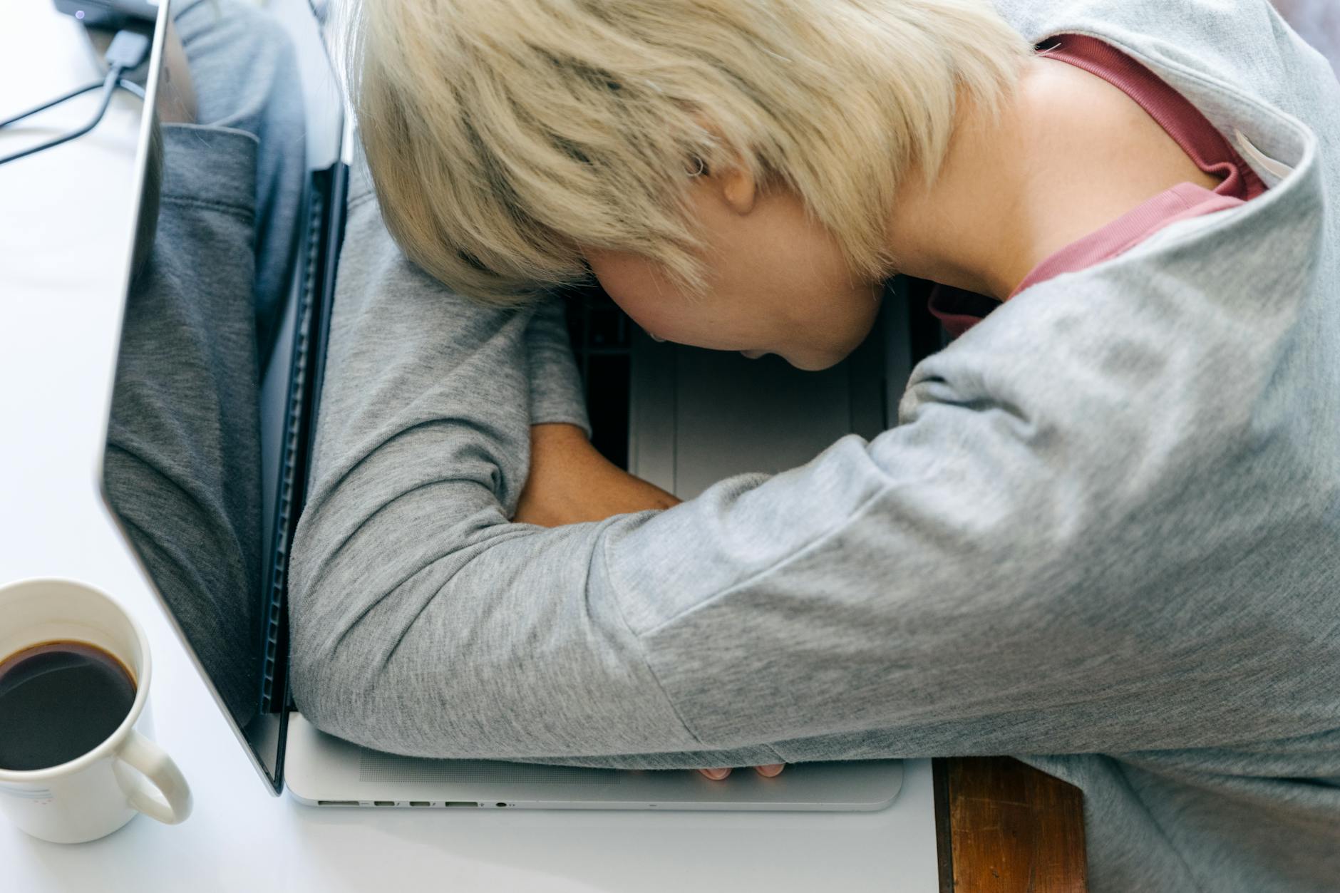tired musician laptop coffee (Photo: Ketut Subiyanto / Pexels)