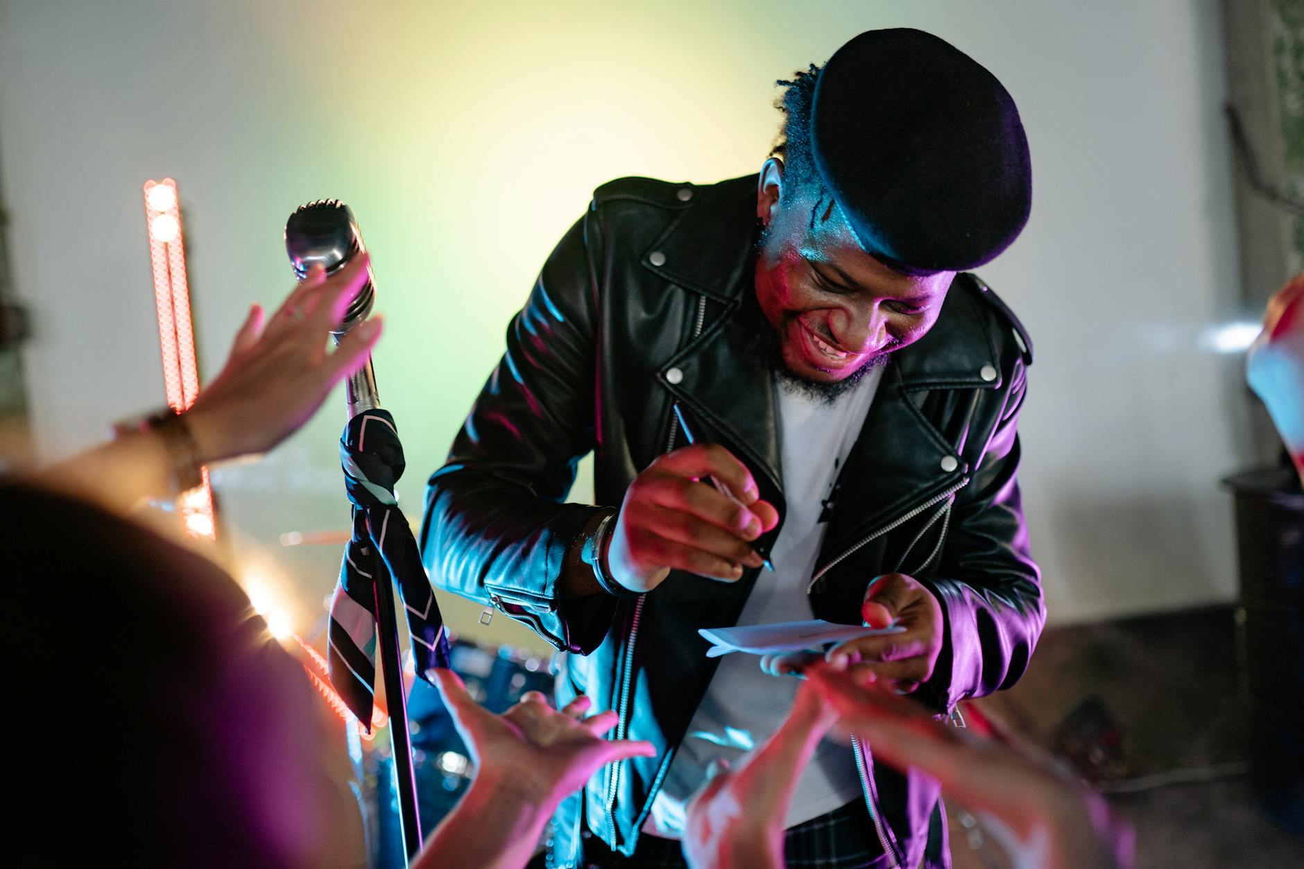 musician fans handshake smile (Photo: Yan Krukau / Pexels)