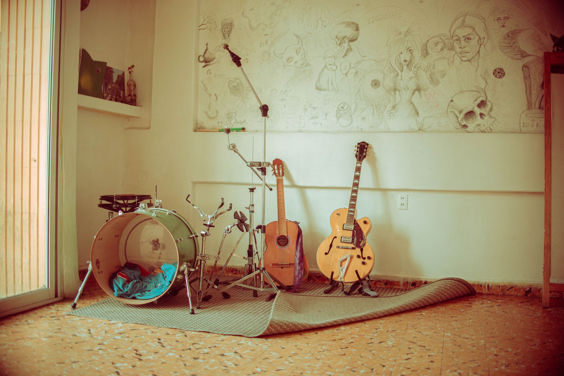 musician home cozy room (Photo: Nestor Ovilla / Pexels)