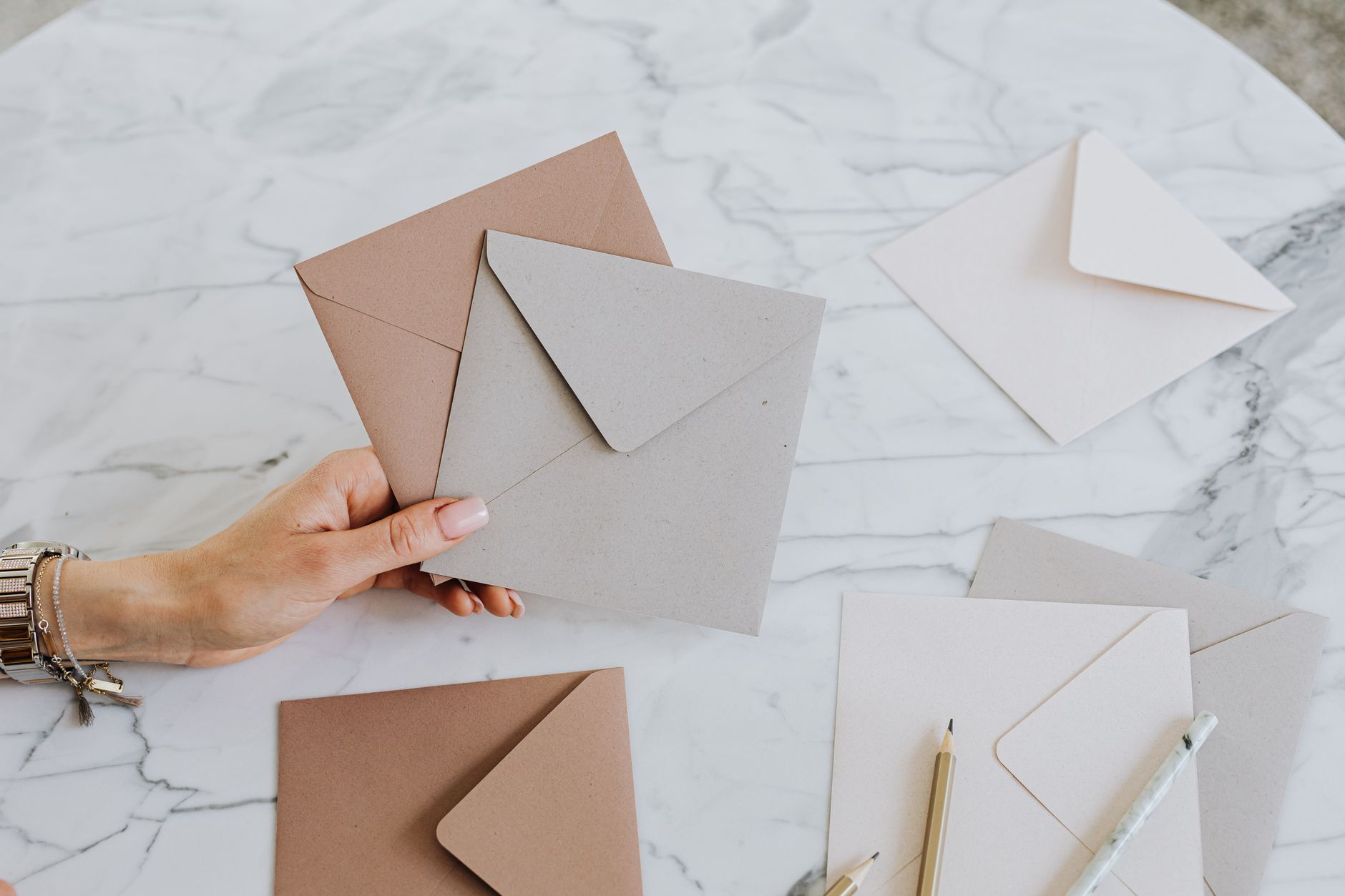 letter envelope hand (Photo: www.kaboompics.com / Pexels)