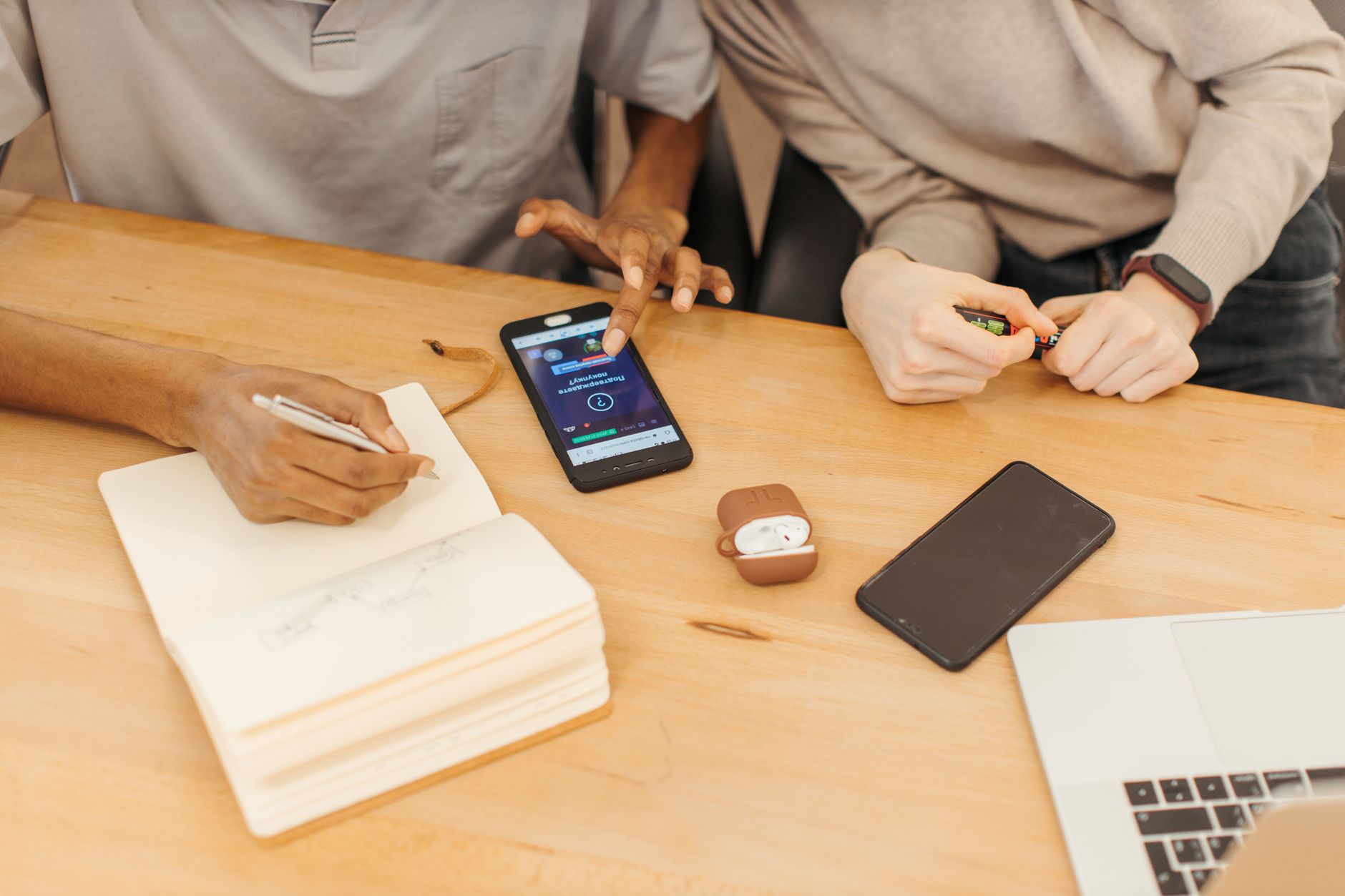 musician laptop smartphone planning (Photo: Anastasia  Shuraeva / Pexels)