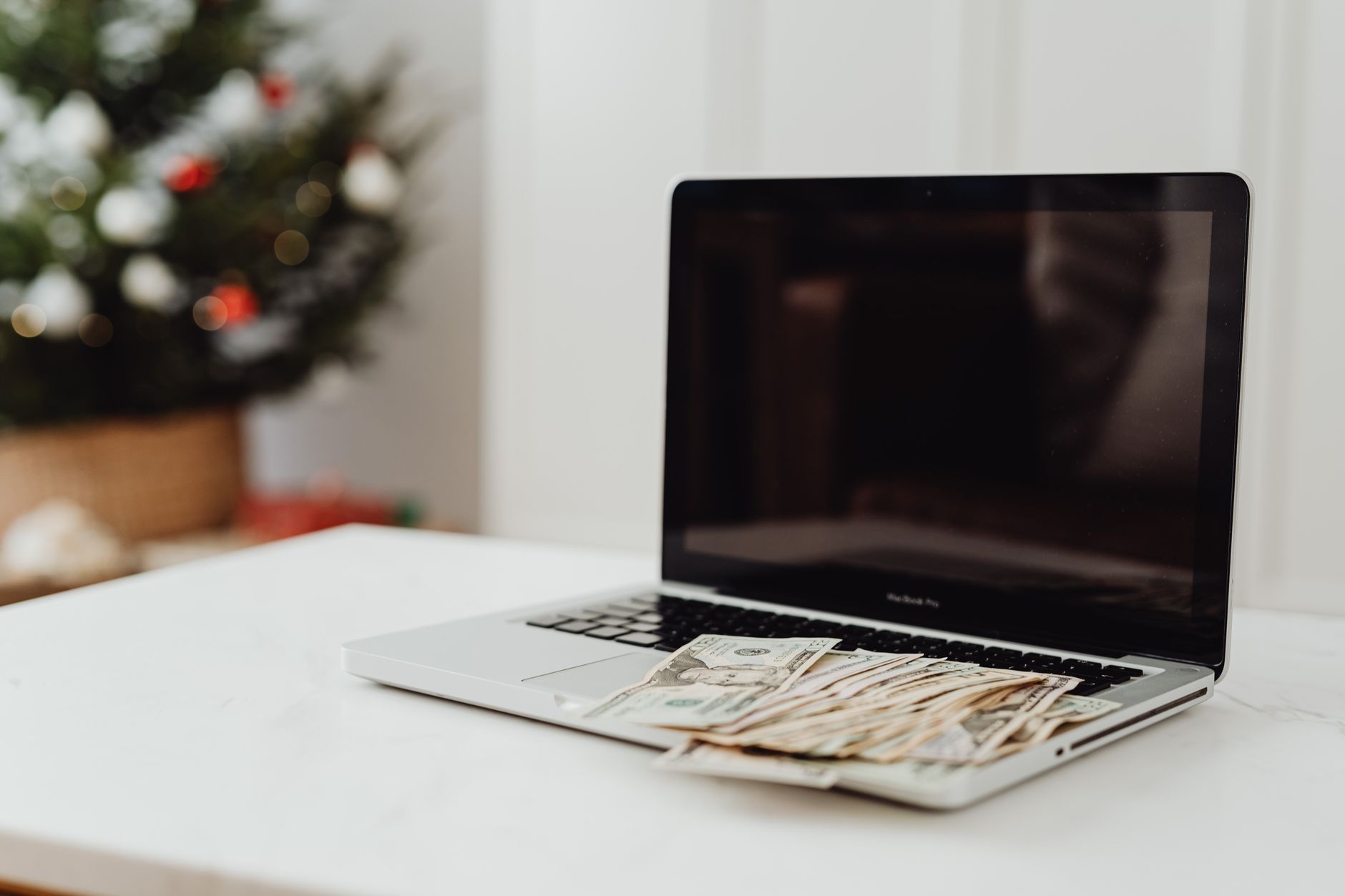 youtube monetization money laptop (Photo: www.kaboompics.com / Pexels)
