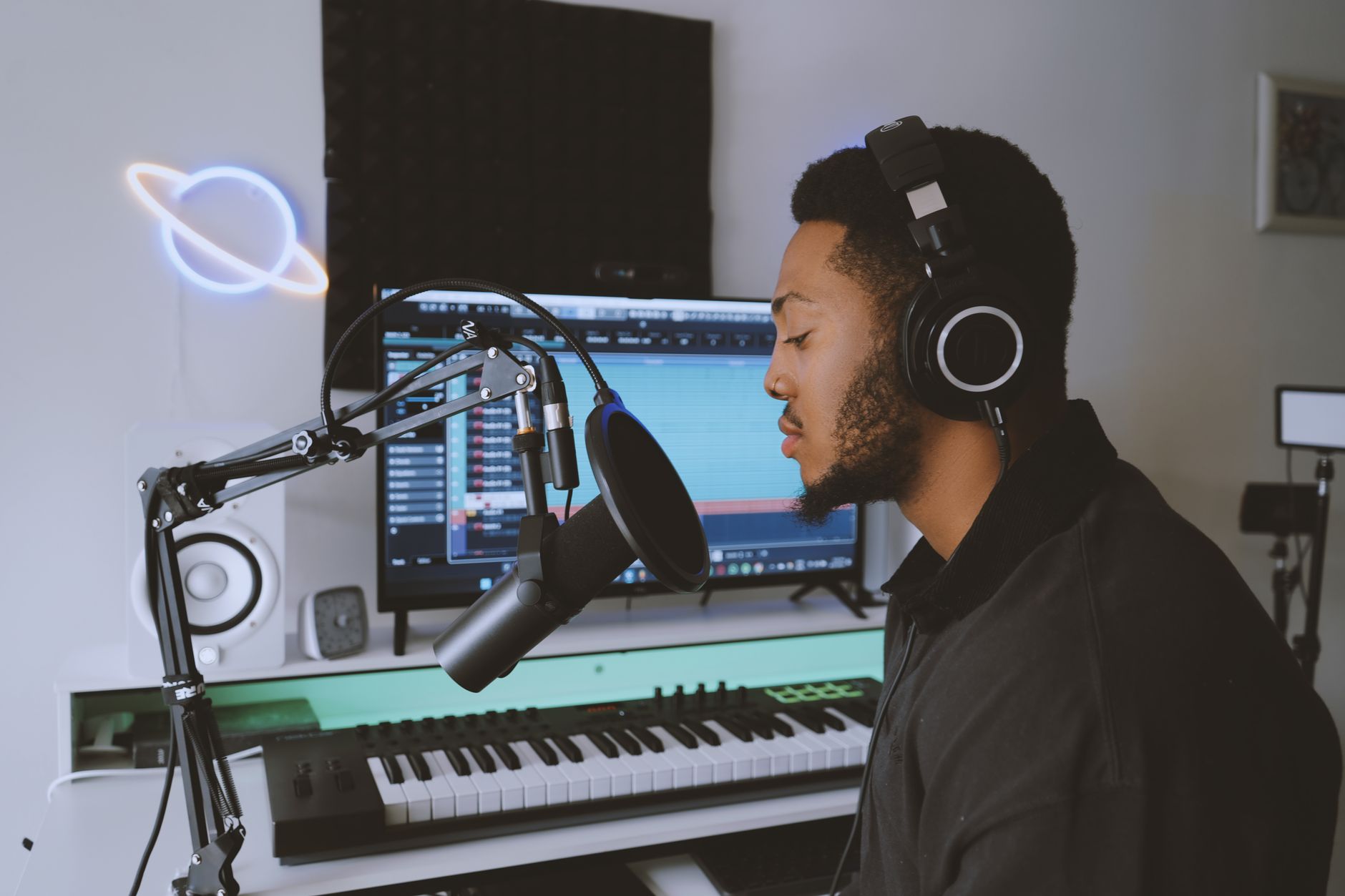 musician laptop daw mastering (Photo: Precious Usman / Pexels)