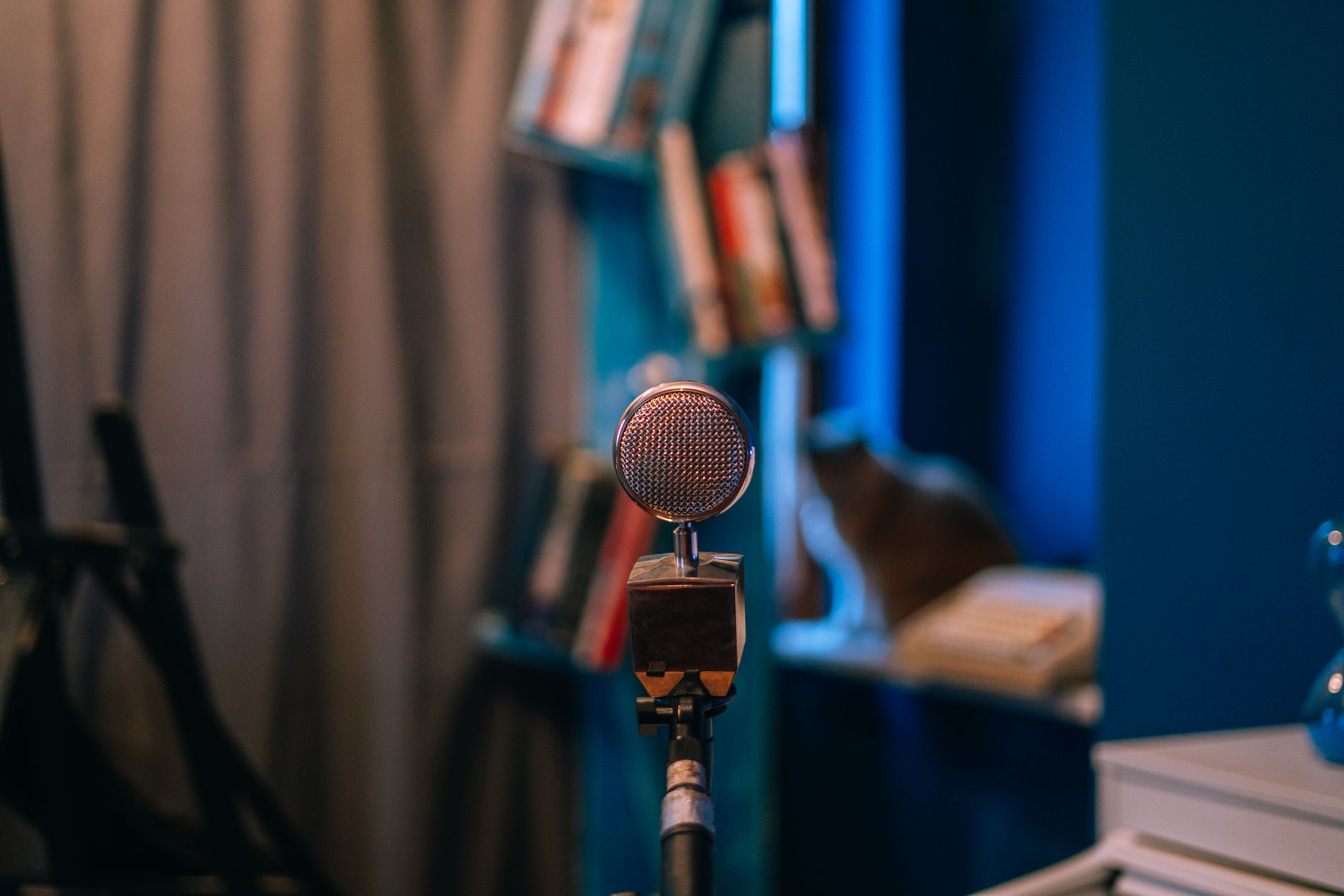 home studio warm light (Photo: Sami Abdullah / Pexels)