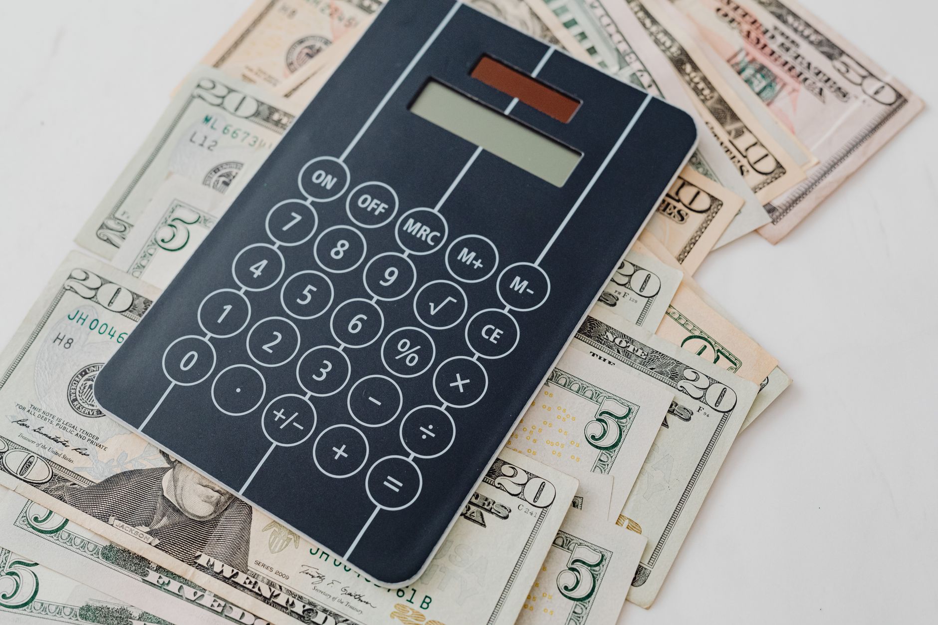 ticket money calculator (Photo: www.kaboompics.com / Pexels)