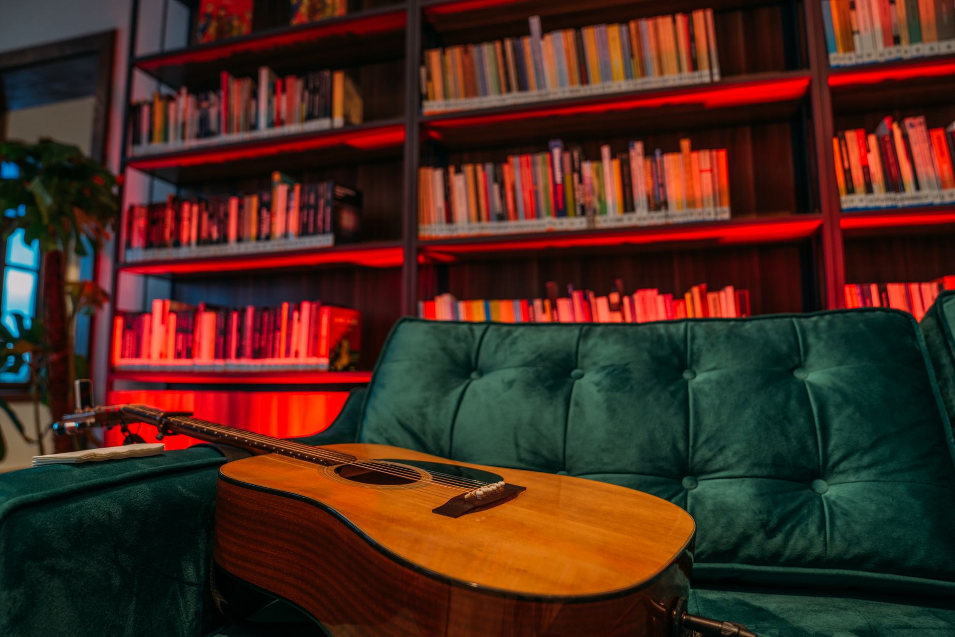 musician home warm light (Photo: Sami TÜRK / Pexels)