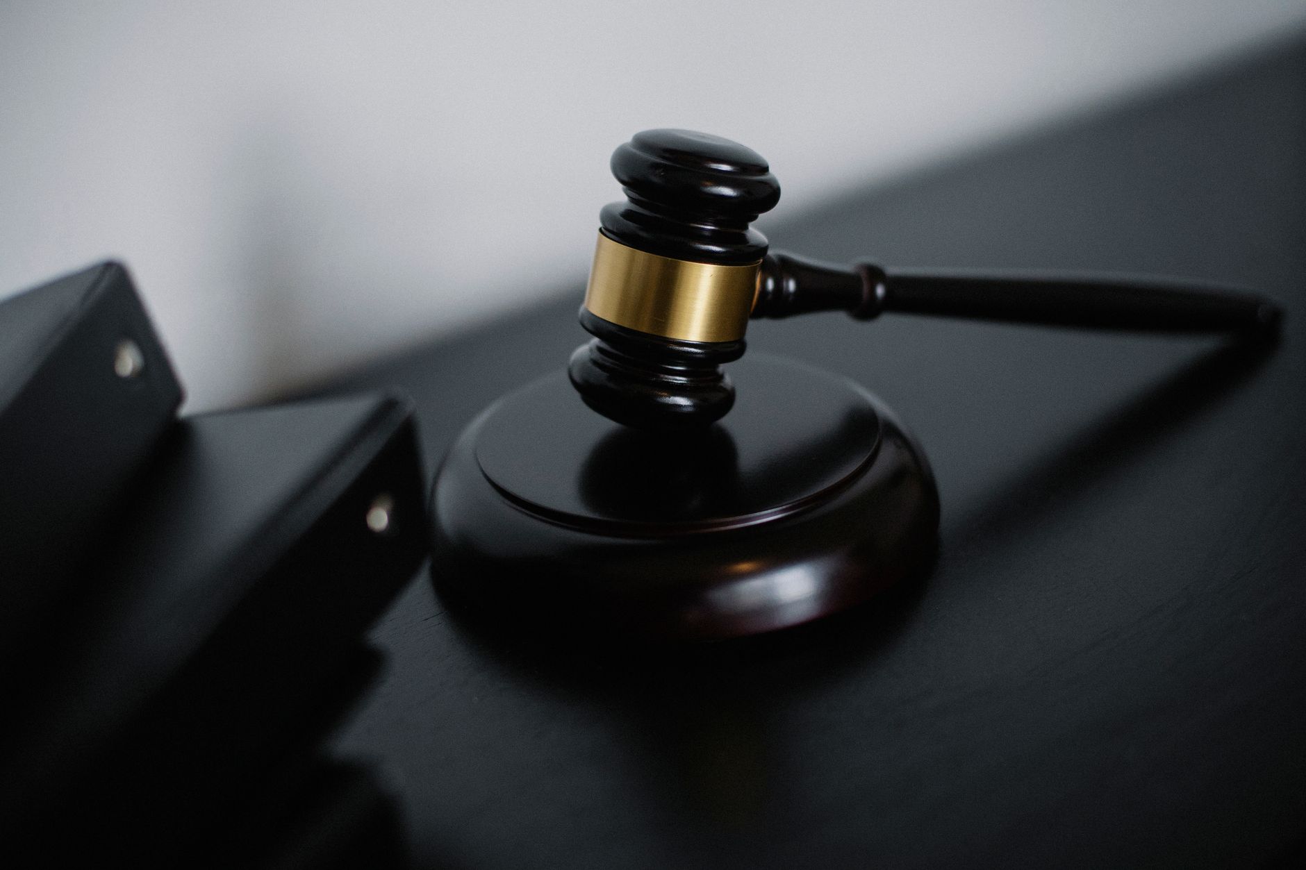 law book gavel concept (Photo: Sora Shimazaki / Pexels)