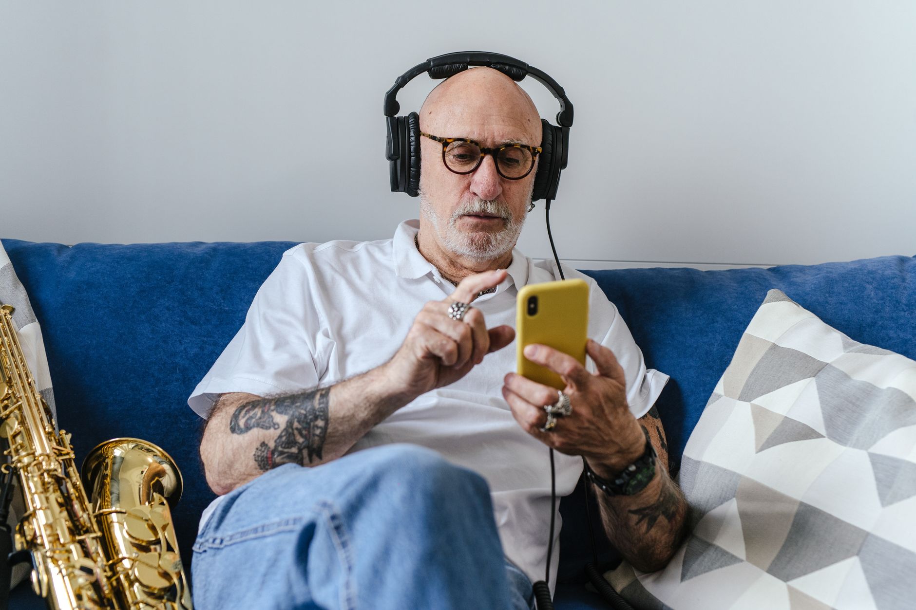 musician phone thank you (Photo: SHVETS production / Pexels)