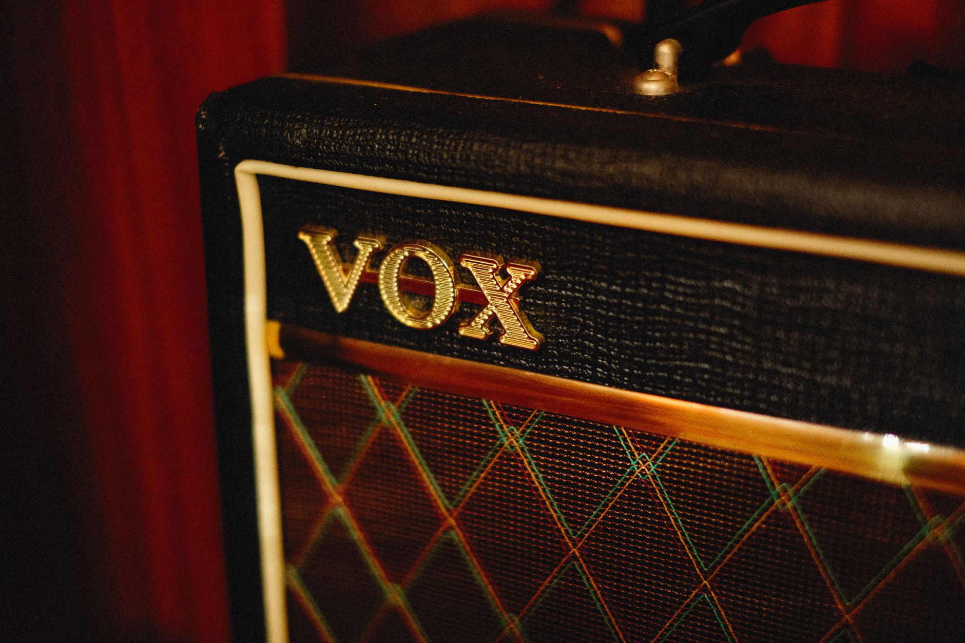 amplifier studio warm (Photo: Alexey Demidov / Pexels)