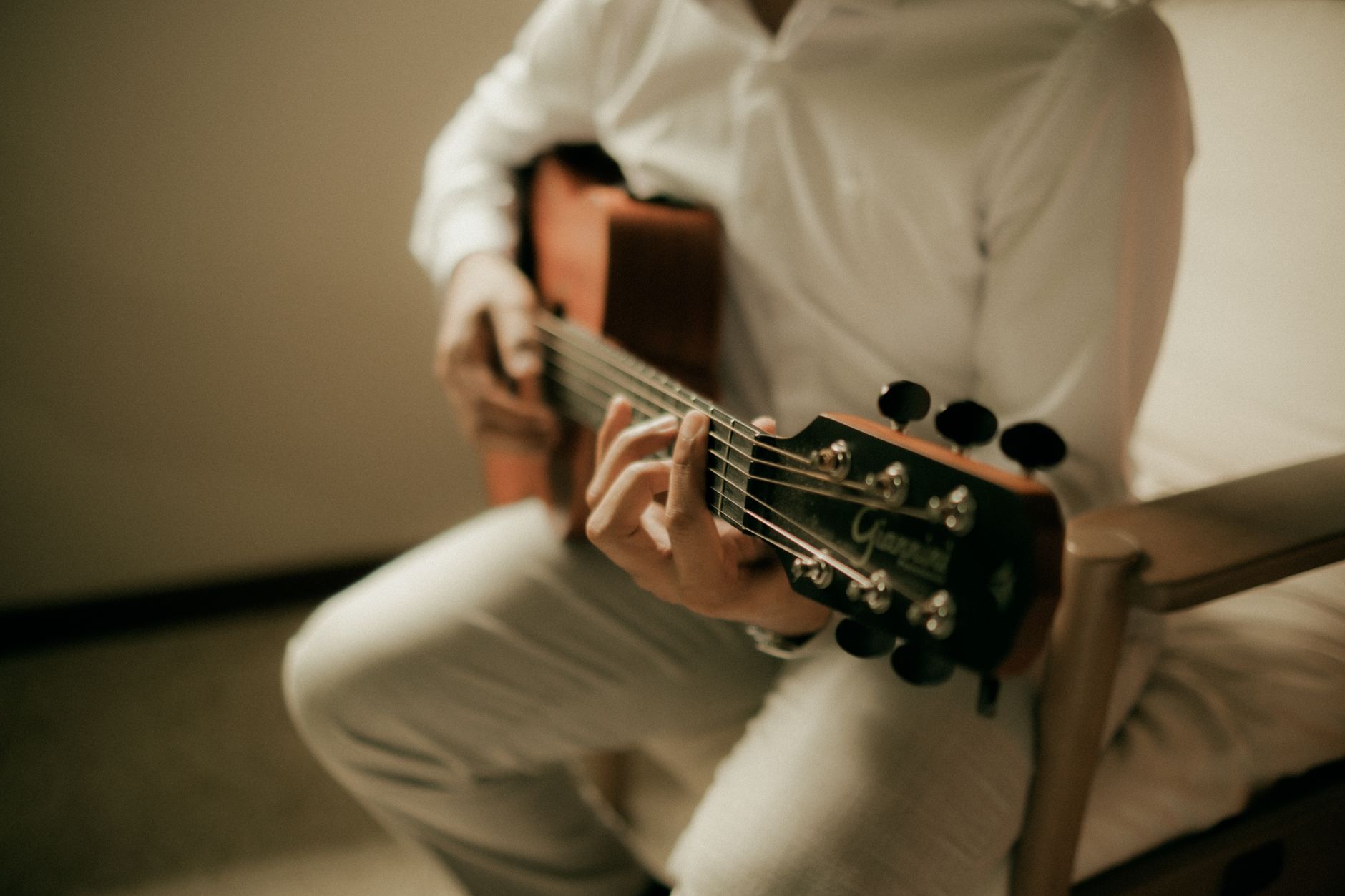 musician acoustic guitar warm light (Photo: Alexander Mass / Pexels)