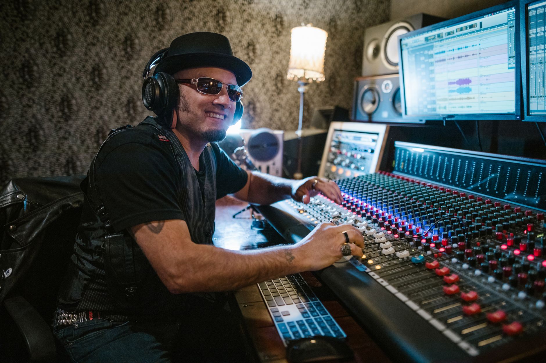 musician puzzled mixing daw (Photo: RDNE Stock project / Pexels)