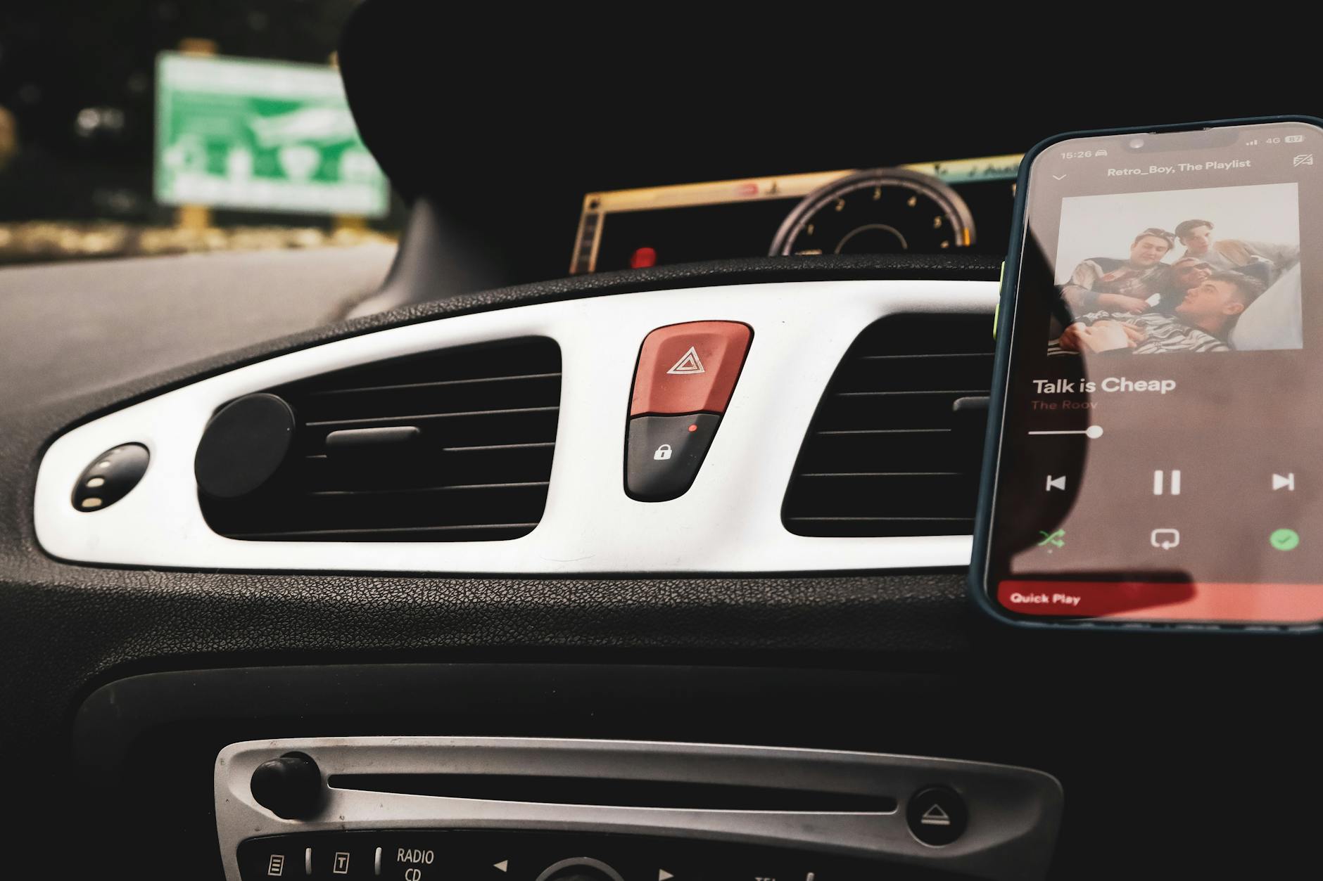 smartphone music streaming app (Photo: Kristian  Thomas / Pexels)