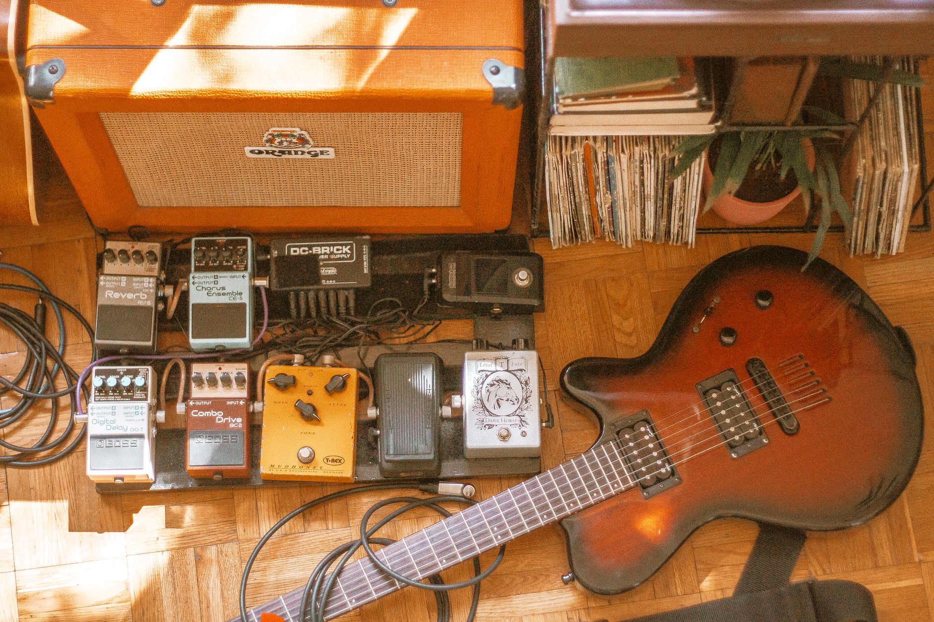 multi effects pedal floor (Photo: Alina Vilchenko / Pexels)